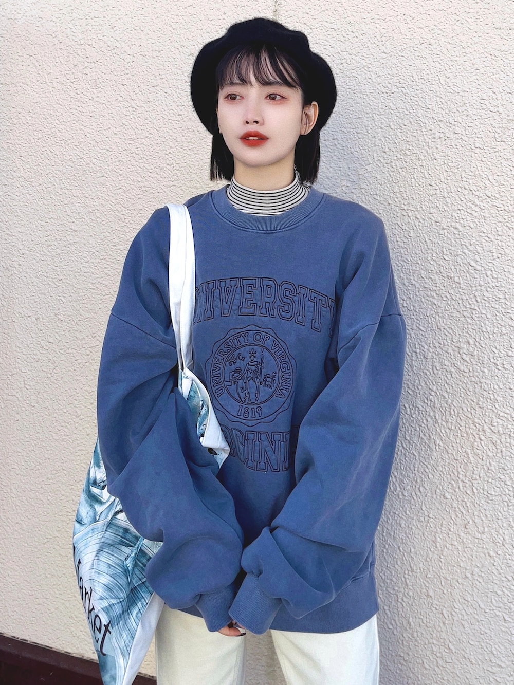 「重ね着ベストシーズン、スウェット、タートルネック、トートバッグ、ベレー帽、ブーツ、今日のコスメと服、デニム、きれいめカジュアル、ストリート、ビッグシルエット、レイヤードスタイル、スポーツミックス、お出かけコーデ、ファッションを楽しもう」｜「CANAL JEANのEl mar(エルマール) ヴィンテージ刺繍裏起毛トレーナー（スウェット、ブルー系）」を使った、T Λ Eさん（レディース・158cm）の秋コーディネートの2枚目の写真