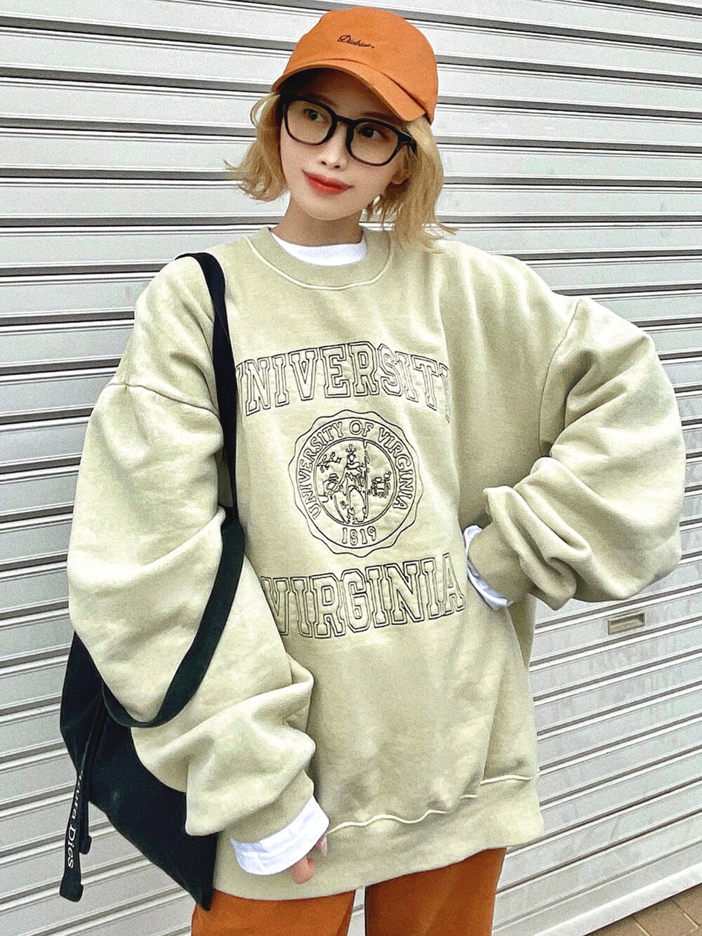 「キャップ、トートバッグ、レイヤードスタイル、GU、ブラウン、メガネ女子、ロゴスウェット、ビッグシルエット、厚底シューズ、プチプラ、韓国ファッション、カラーパンツ、シンフルコーデ、白スニーカー、スニーカー」｜「CANAL JEANのEl mar(エルマール) ヴィンテージ刺繍裏起毛トレーナー（スウェット、ベージュ系）」を使った、T Λ Eさん（レディース・158cm）の冬コーディネートの3枚目の写真