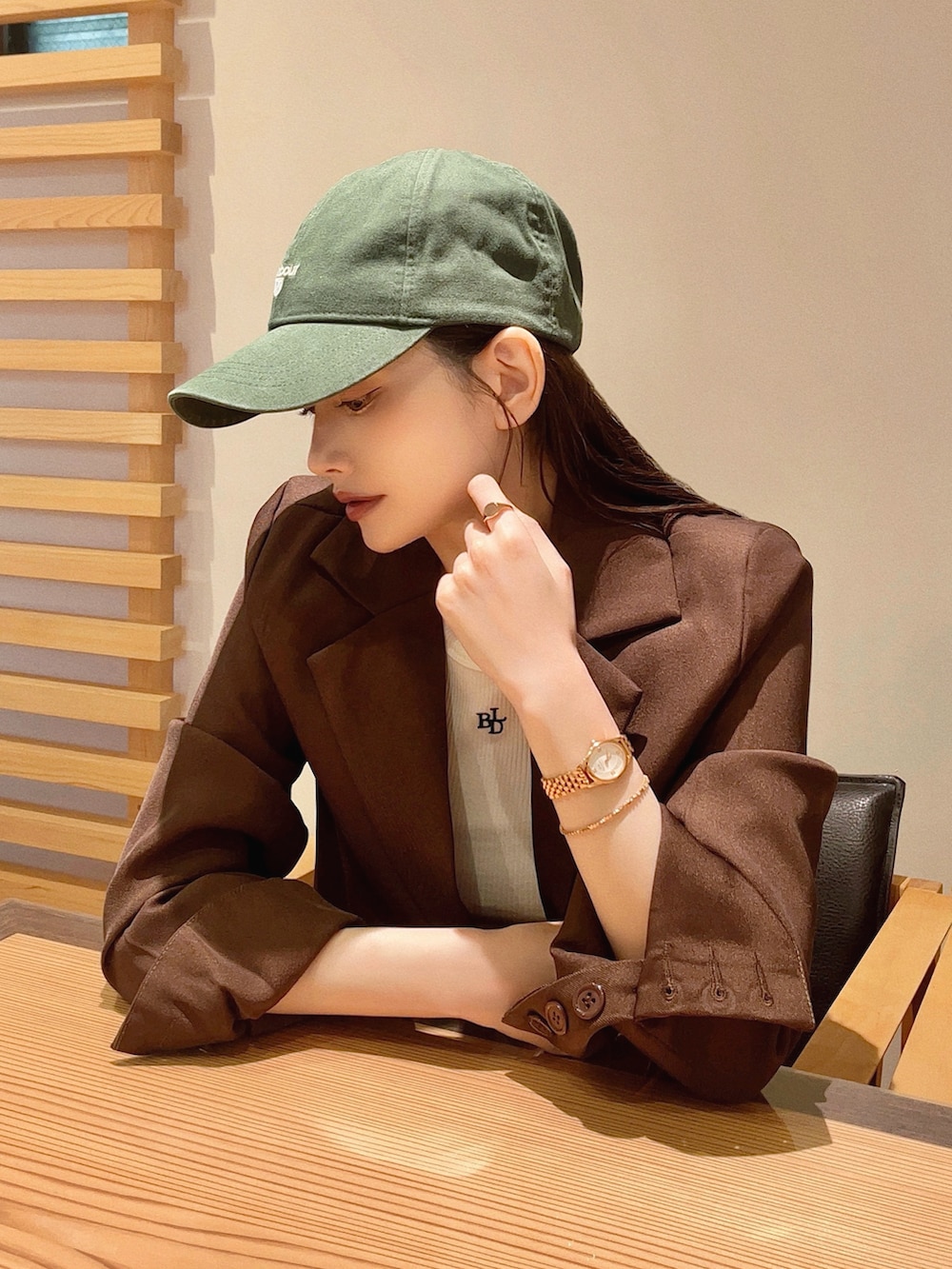 「DanielWellington、ダニエルウェリントン、DWコーデ、PR、秋服準備はじめました、セットアップ、キャップ、ブラウン、ショルダーバッグ、チェック、厚底シューズ、スポーツミックス、韓国ファッション、ストリート、レイヤードスタイル」｜「Daniel WellingtonのOphelia Mini 25.5×22MM ローズゴールド／シルバー／ゴールド（アナログ腕時計、ゴールド系）」を使った、T Λ Eさん（レディース・158cm）の秋コーディネートの2枚目の写真