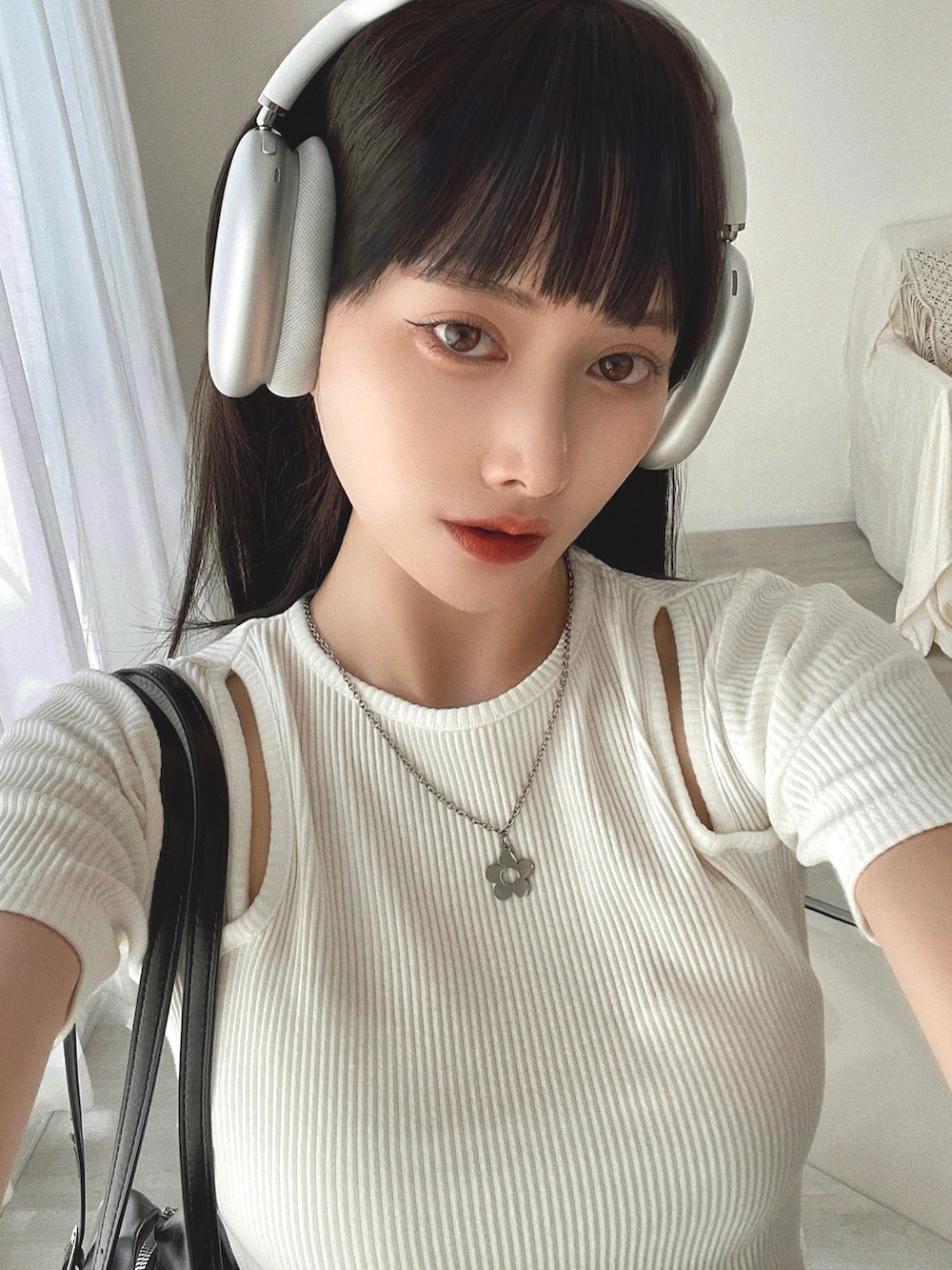 T Λ Eさんの「ショルダースリット ヘムラウンド リブ タイト トップス（Ada.）」を使ったコーディネートの2枚目の写真