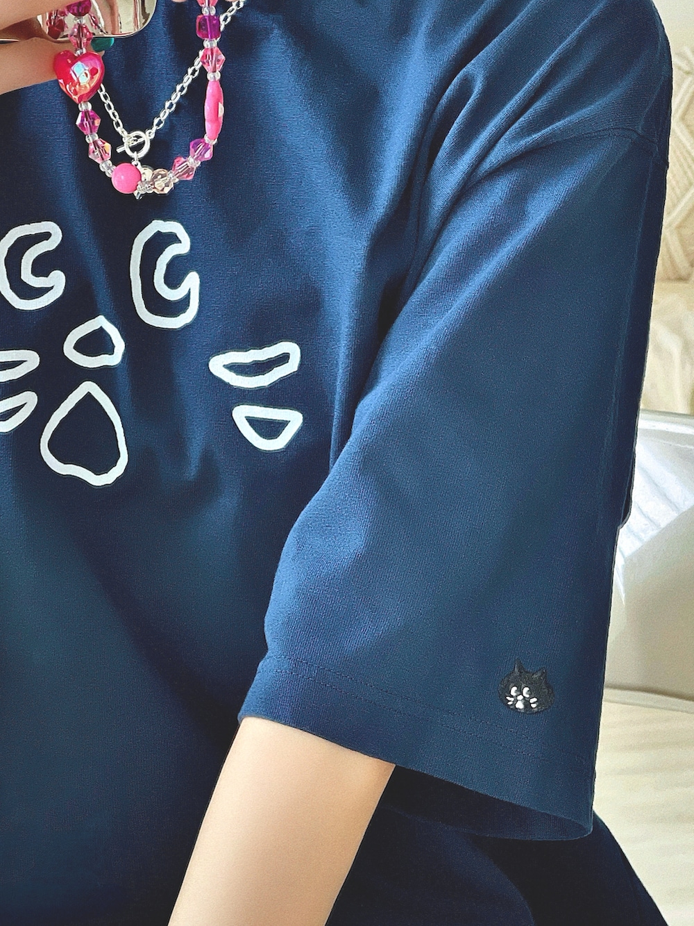 ホワイト系のトートバッグ、ピンク系のその他パンツ、ブルー系のTシャツ/カットソーを着用したレディースの夏コーディネートの3枚目の写真