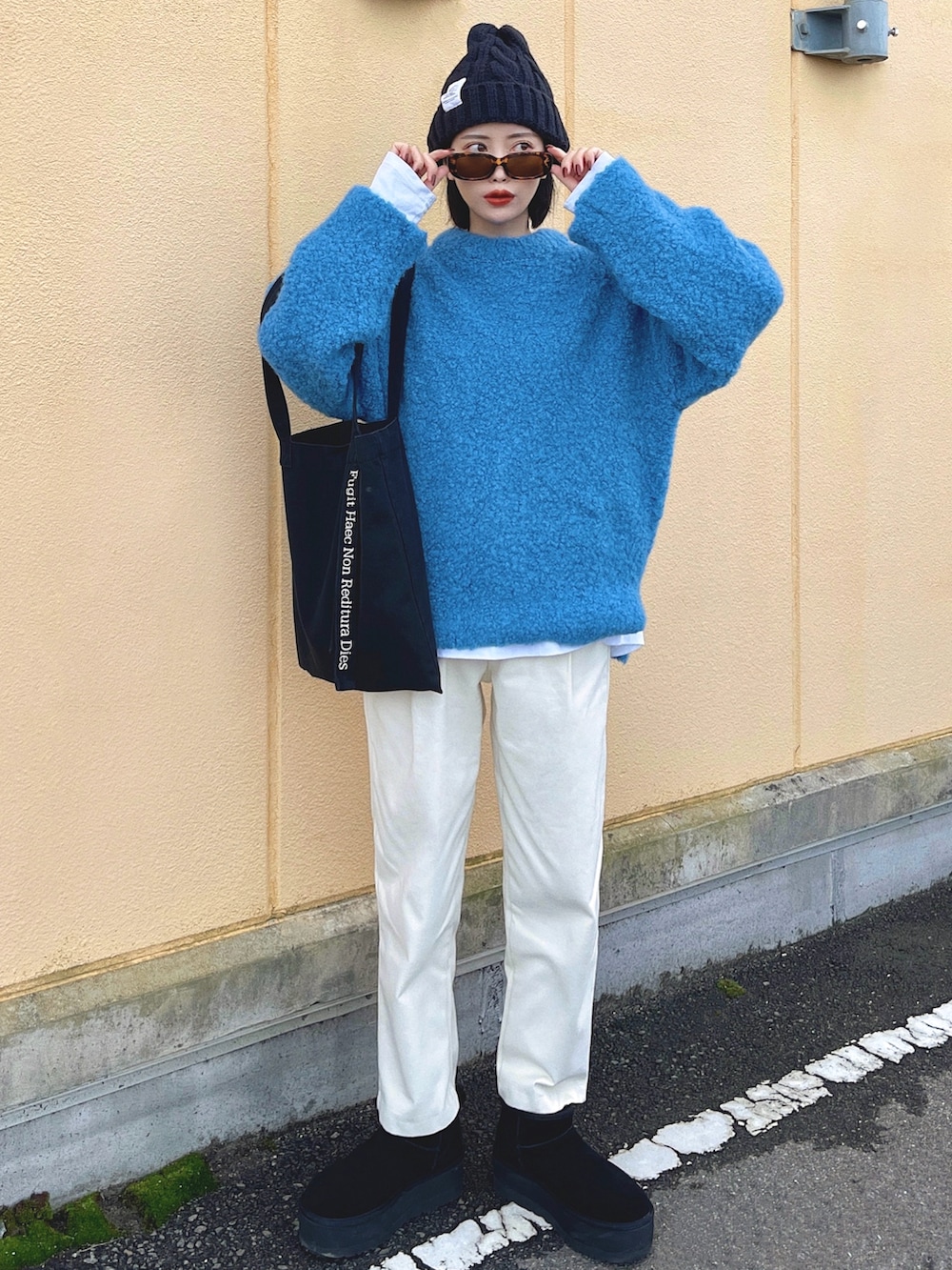 「ニット帽、ニット、レイヤードスタイル、厚底シューズ、スポーツミックス、お出かけコーデ、韓国ファッション、トートバッグ、冬コーデ、ストリート、ビッグシルエット、袖ボリューム、今日のコスメと服、冬を彩る色いろコーデ、ムートンブーツ」|「CANAL JEANのEl mar(エルマール) アルパカ混クルーネックニット(ニット/セーター、ブルー系)」を使った、T Λ Eさん(レディース・158cm)の秋コーディネートの5枚目の写真