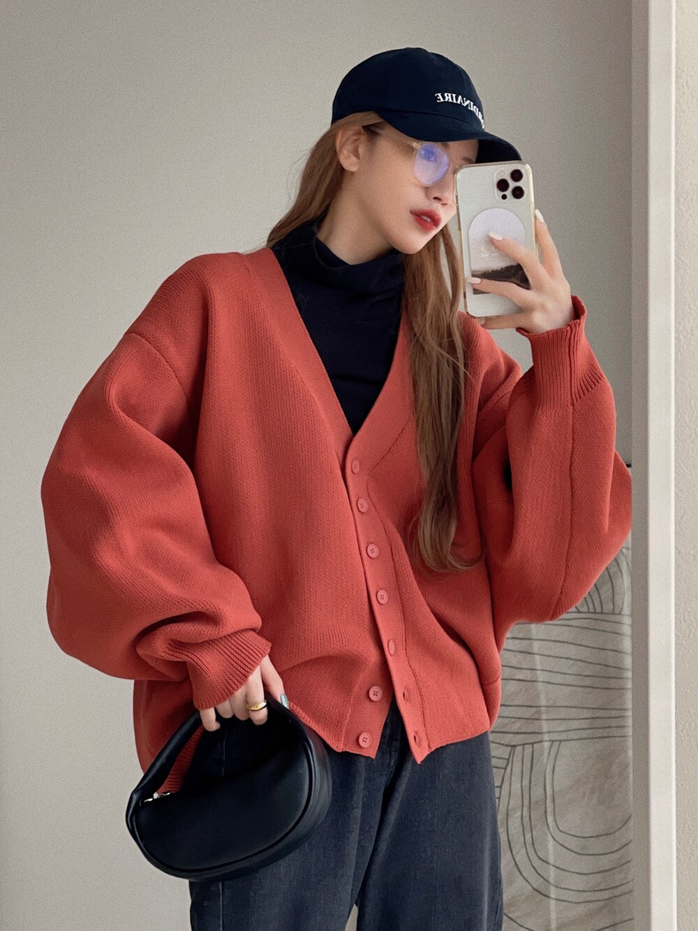 「カーディガン、テラコッタ、キャップ、スニーカー、Levi's、スニーカーコーデ、袖ボリューム、春ニット、ボリューム袖、メガネ女子、白スニーカー、春コーデ、ビッグシルエット、カジュアルコーデ、ミニバッグ」｜「etadeの【etade】volume sleeve over cardigan etdwz21a004（カーディガン/ボレロ、ブラウン系）」を使った、T Λ Eさん（レディース・158cm）の冬コーディネートの4枚目の写真