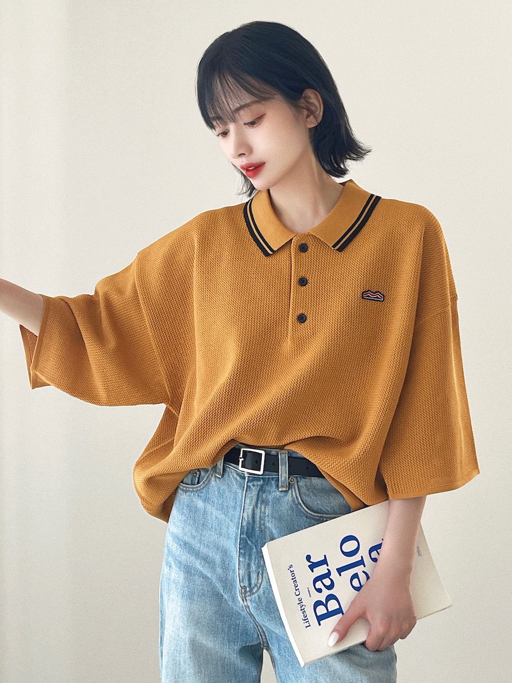 「今日のコスメと服、ビッグシルエット、デニム、お出かけコーデ、スニーカー、韓国ファッション、夏コーデ、休日スタイル、ポロシャツ、デニムパンツ、メンズライク、夏だ！Tシャツ着よう！、ハイウエスト、メッシュ、このスタイルがお気に入り」｜「Javaの《JaVaジャバ コラボ》大人のスポーティー。超軽量襟ラインニットポロ（ポロシャツ、オレンジ系）」を使った、T Λ Eさん（レディース・158cm）の夏コーディネートの2枚目の写真