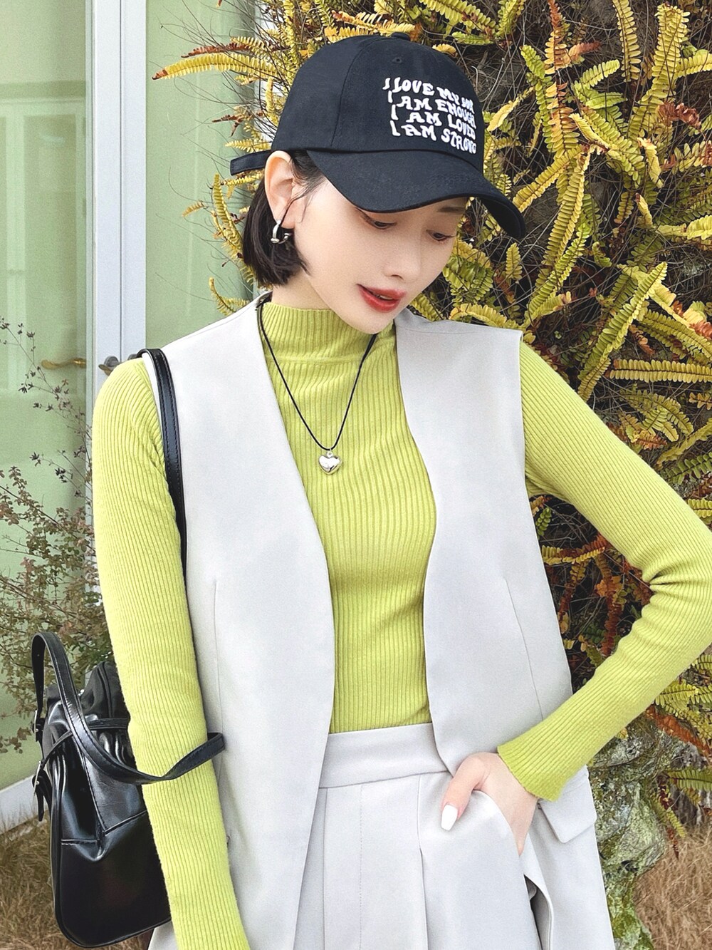 「韓国ファッション、セットアップ、ローファー、お出かけコーデ、今日のコスメと服、レイヤードスタイル、オフィスカジュアル、キャップ、ショルダーバッグ、春アウター、ニット、春コーデ、春服みてみて、春のおしゃ見えテクニック、春のNewスタイル」|「Chickのツイストスクエアトゥローファー(ローファー、ブラック系)」を使った、T Λ Eさん(レディース・158cm)の冬コーディネートの3枚目の写真