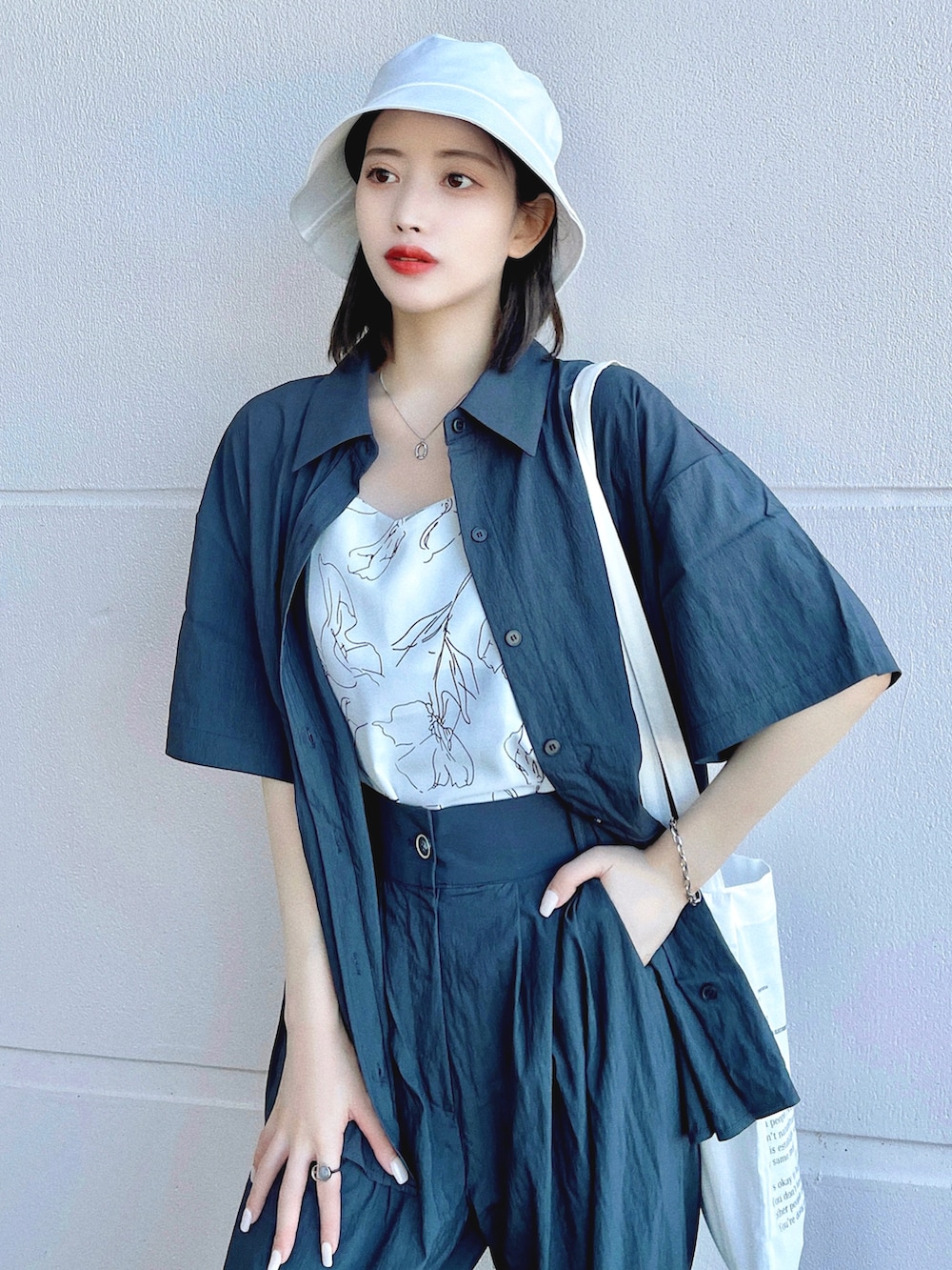 「今日のコスメと服、バケットハット、プチプラ、セットアップ、GU、NIKE、トートバッグ、韓国ファッション、サンダル、ストリート、ショルダーバッグ、休日スタイル、厚底シューズ、夏コーデ、モノトーン」|「CANAL JEANの【セットアップ対応】 El mar(エルマール) レーヨンナイロン半袖シャツ(シャツ/ブラウス、グレー系)」を使った、T Λ Eさん(レディース・158cm)の夏コーディネートの2枚目の写真