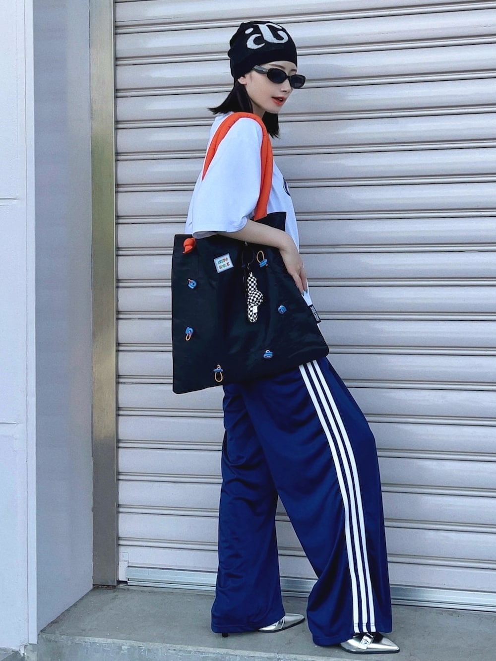 ブラック系のトートバッグ、ホワイト系のTシャツ/カットソー、ブルー系のその他パンツを着用したレディースの夏コーディネートの2枚目の写真