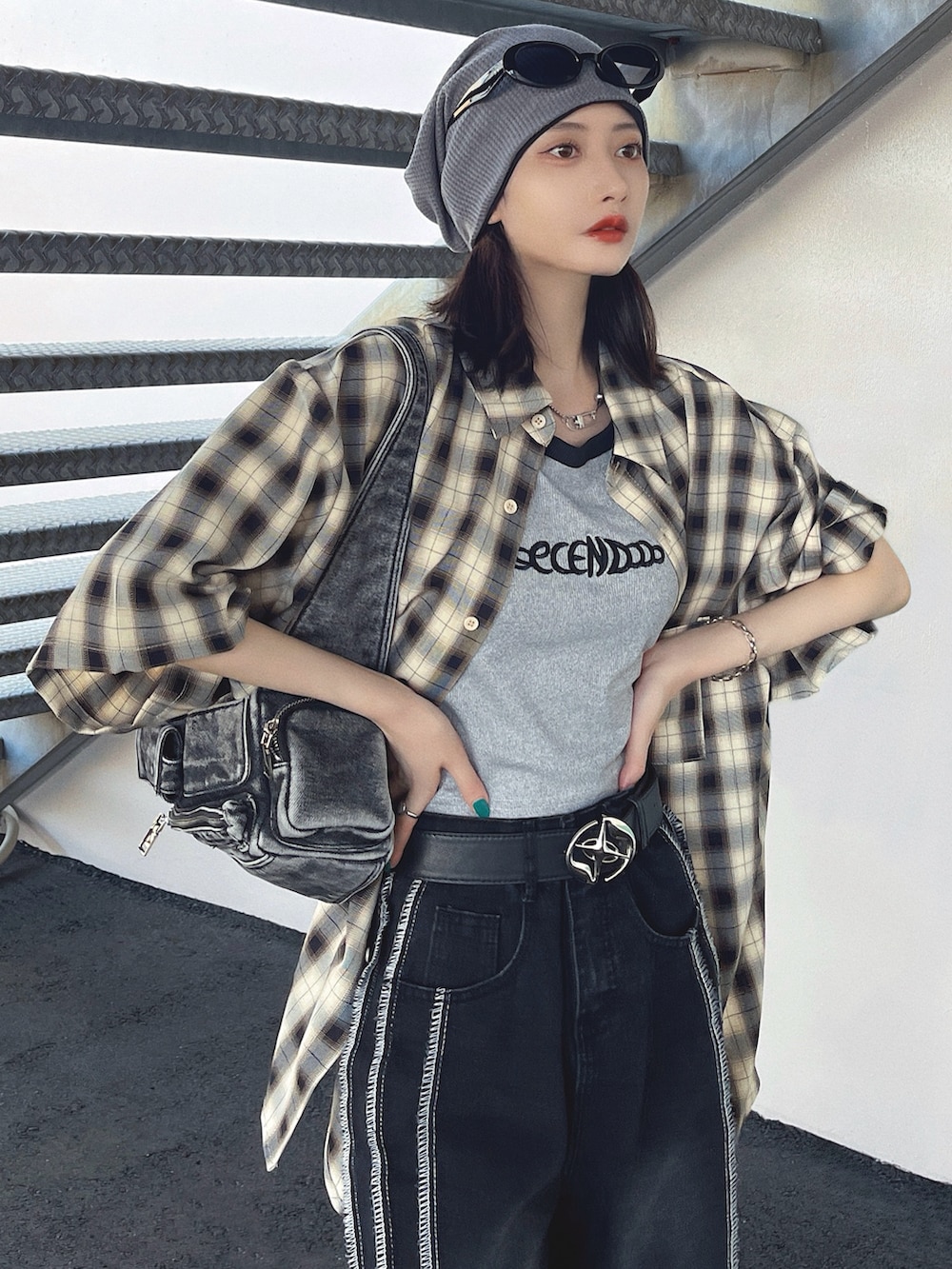 「お出かけコーデ、シャツスタイル、秋服準備はじめました、ブラックコーデ、厚底シューズ、デニム、韓国ファッション、サンダル、モノトーン、レイヤードスタイル、プチプラ、サングラス、スポーツミックス、ボストンバッグ、スニーカー」|「Vipoaのバイカラープリントタンクトップ(タンクトップ、グレー系)」を使った、T Λ Eさん(レディース・158cm)の夏コーディネートの2枚目の写真