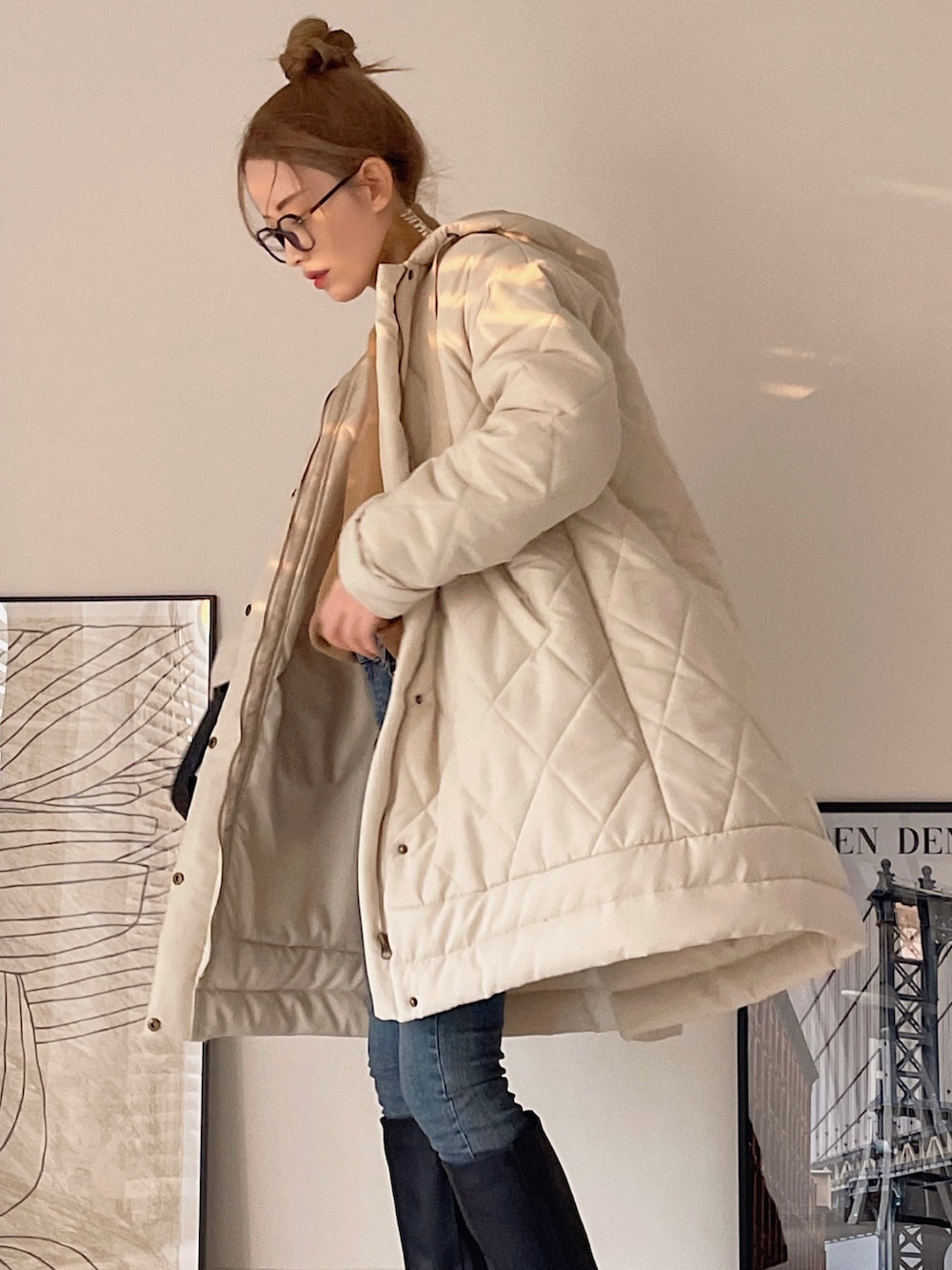 ホワイト系のその他アウター、ブラウン系のニット/セーター、ブルー系のデニムパンツを着用したレディースの冬コーディネートの3枚目の写真