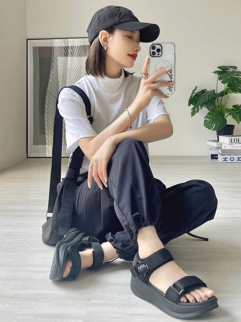 「モノトーン、キャップ、スポーツサンダル、夏だ！Tシャツ着よう！、ショルダーバッグ、夏コーデ、休日スタイル、プチプラ、ストリート、ビッグシルエット、韓国ファッション、カーゴパンツ、お出かけコーデ、ナイロンパンツ、アツいコーデ全部見せ」｜「classicalelfの大人マストな1枚。シルケットハイネックカットソー（Tシャツ/カットソー、ホワイト系）」を使った、T Λ Eさん（レディース・158cm）の夏コーディネートの3枚目の写真