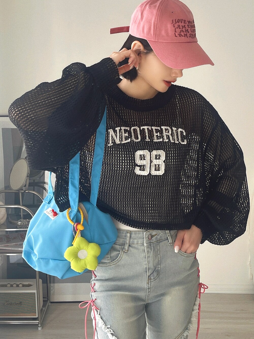「今日のコスメと服、キャップ、スニーカー、デニム、ショルダーバッグ、韓国ファッション、ピンク、シンプルコーデ、アウトドアスタイル、スポーツミックス、休日スタイル、シアートップス、春夏コーデ、モード、お出かけコーデ」|「Ada.のナンバリング刺繍 クロップド メッシュトップス(ニット/セーター、ブラック系)」を使った、T Λ Eさん(レディース・158cm)の春コーディネートの4枚目の写真