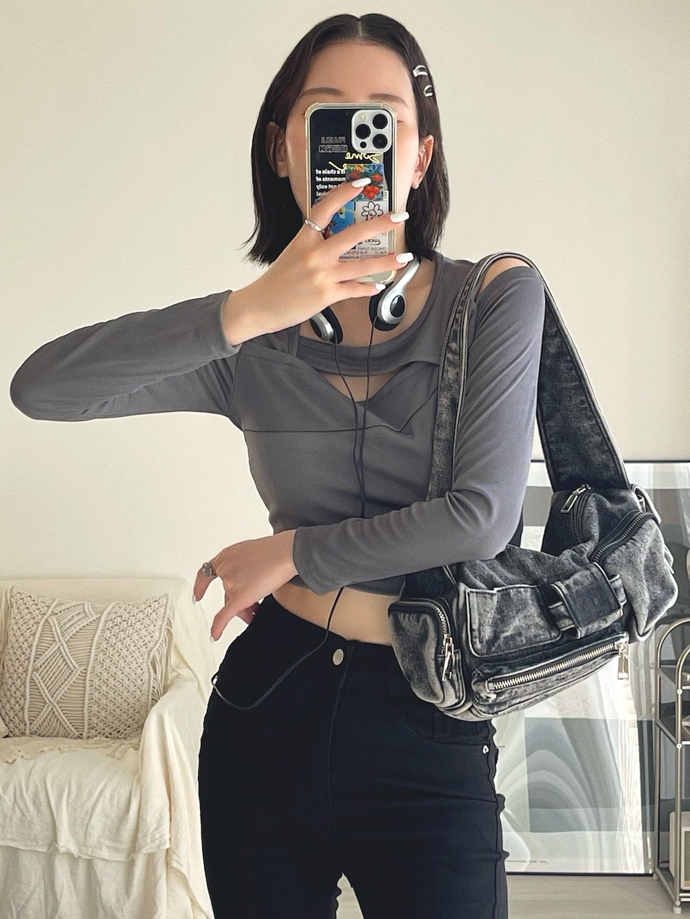 ブラック系のショルダーバッグ、ブラック系のデニムパンツ、ブラック系のドレスシューズを着用したレディースの夏コーディネートの4枚目の写真