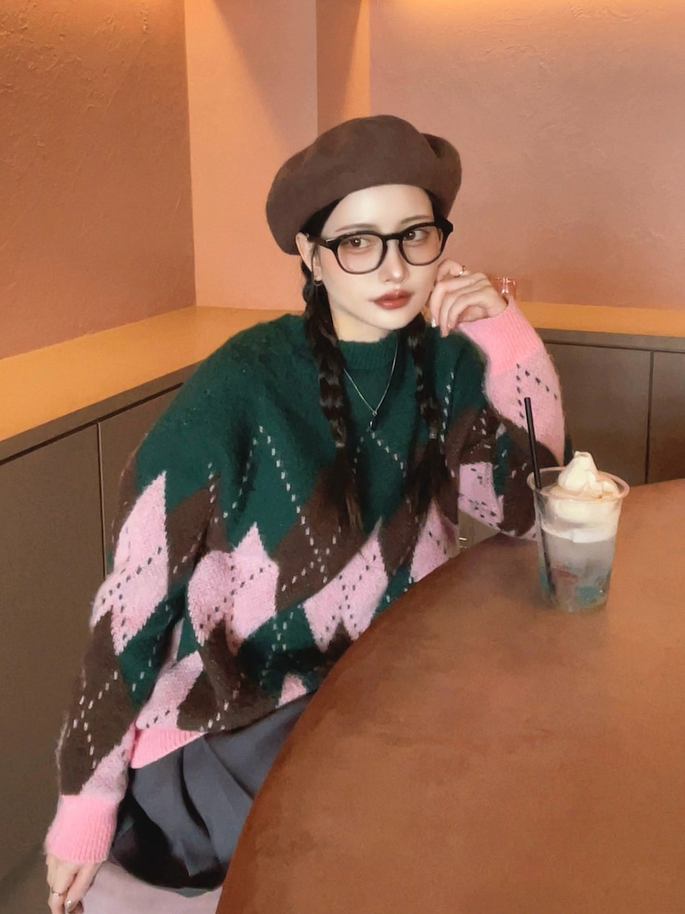 ピンク系のニット/セーター、ベージュ系のショルダーバッグ、ブラウン系のブーツを着用したレディースの秋コーディネートの2枚目の写真