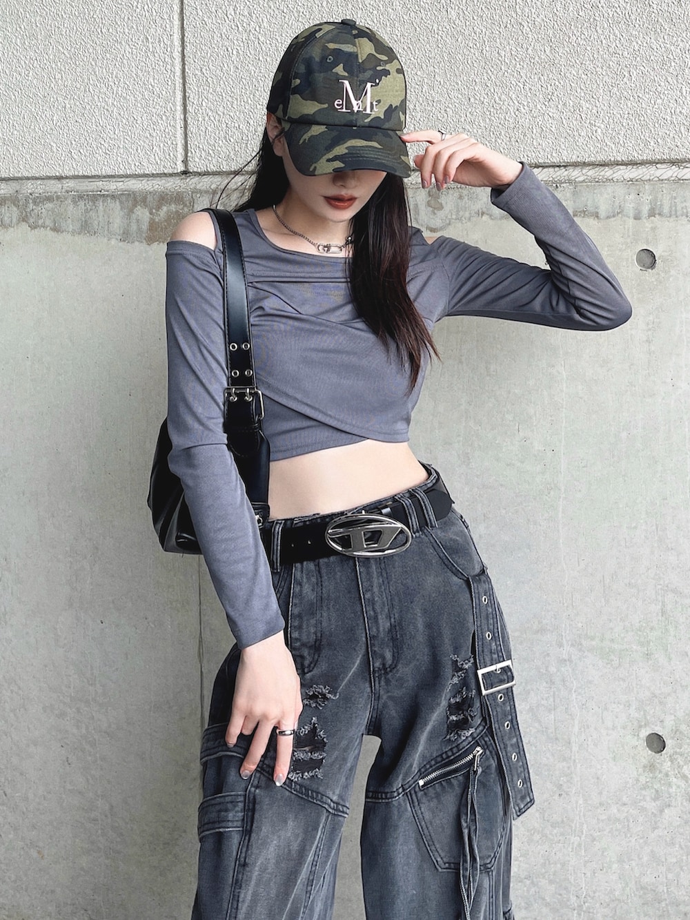 「韓国ファッション、秋服準備はじめました、キャップ、ショルダーバッグ、パンプス、モノトーン、デニム、テーマパークコーデ、フェススタイル、お出かけコーデ、プチプラ、カーゴパンツ、アウトドアスタイル、ストリート、モード」｜「MUCENTの【日本未発売/WEB限定】MUCENT(ムセント)/シグネチャー ロゴ ベースボール キャップ サイズ調整可能/SIGNATURE BALL CAP（キャップ、その他）」を使った、T Λ Eさん（レディース・158cm）の夏コーディネートの2枚目の写真