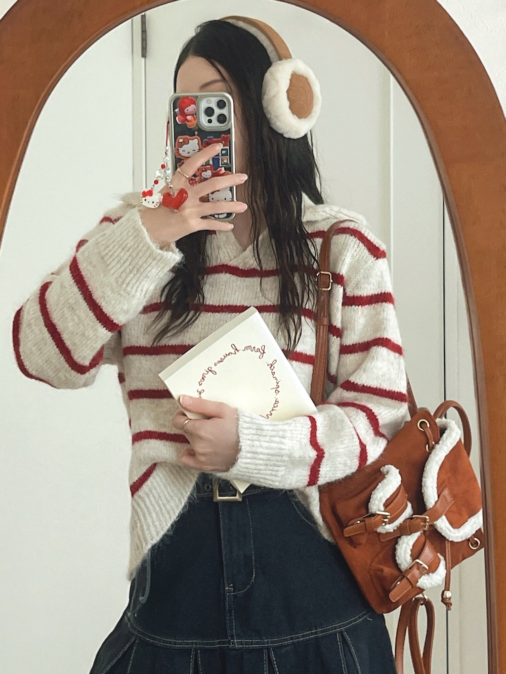 ブラック系のデニムスカート、ベージュ系のブーツ、レッド系のニット/セーターを着用したレディースの秋コーディネートの2枚目の写真