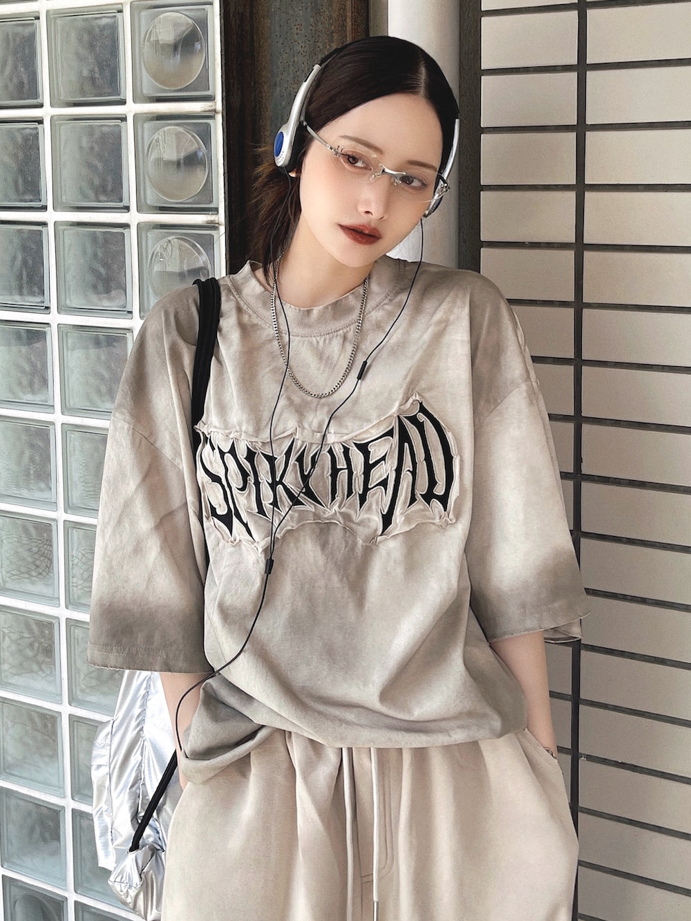 「セットアップ、柄シャツ、ロゴT、アウトドアスタイル、メガネ女子、フェススタイル、お出かけコーデ、プチプラ、韓国ファッション、ショルダーバッグ、夏コーデ、スニーカー、スポーツミックス、古着MIX、スウェットパンツ」｜「Vipoaのvolume dad sneakers（スニーカー、シルバー系）」を使った、T Λ Eさん（レディース・158cm）の夏コーディネートの2枚目の写真