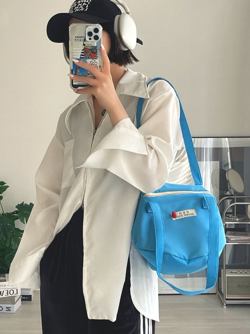 ブルー系のショルダーバッグ、ブラック系のその他パンツ、ホワイト系のシャツ/ブラウスを着用したレディースの冬コーディネートの4枚目の写真