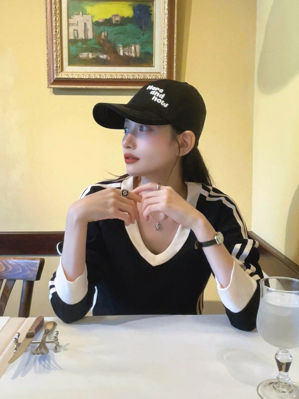 「スポーツミックス、ワンピース、モノトーン、ショルダーバッグ、韓国ファッション、キャップ、サングラス、厚底シューズ、スニーカー、オフィスカジュアル、秋服準備はじめました、ストリート、ロングスカート、お出かけコーデ、シンプルコーデ」｜「ellduの「elldu/エルドゥ」Here and now stitch Ball cap 　ステッチボールキャップ　ユニセックス（キャップ、ブラック系）」を使った、T Λ Eさん（レディース・158cm）の秋コーディネートの3枚目の写真