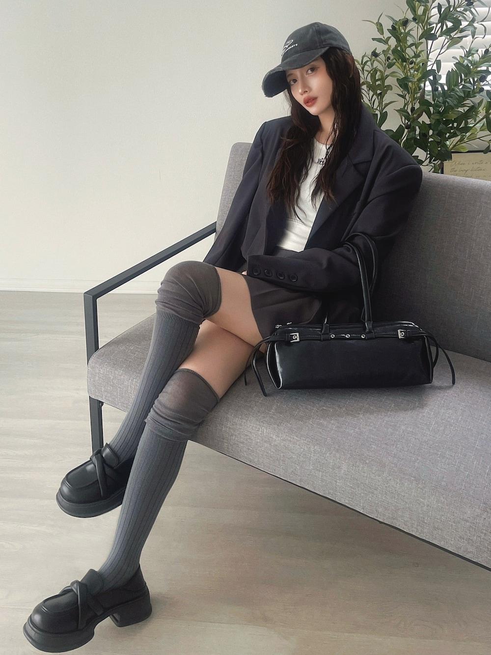 ホワイト系のタンクトップ、ブラック系のローファー、グレー系のジャケット/アウターを着用したレディースの秋コーディネートの3枚目の写真