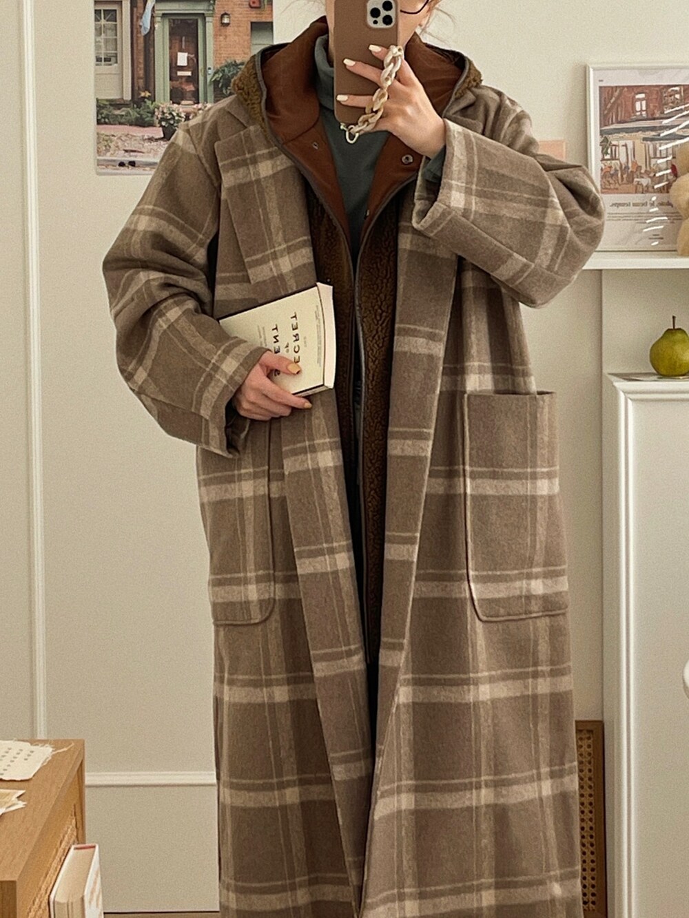 「クリスマスに着たい服、チェック柄に恋してる、ロングコート、大人カジュアル、あったかコーデ、厚底シューズ、ブーツ、マイベストコーデ2021、休日スタイル、ビッグシルエット、メガネ女子、冬アウター、ベージュ、ベージュコーデ、ブラウンコーデ」｜「etadeの【etade】Plaid wool long coat etdwz21a007（その他アウター、ブラウン系）」を使った、T Λ Eさん（レディース・158cm）の冬コーディネートの3枚目の写真