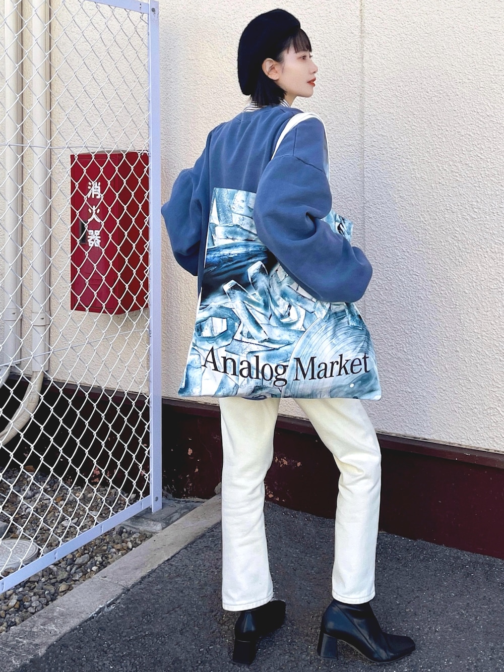 「重ね着ベストシーズン、スウェット、タートルネック、トートバッグ、ベレー帽、ブーツ、今日のコスメと服、デニム、きれいめカジュアル、ストリート、ビッグシルエット、レイヤードスタイル、スポーツミックス、お出かけコーデ、ファッションを楽しもう」｜「CANAL JEANのEl mar(エルマール) ヴィンテージ刺繍裏起毛トレーナー（スウェット、ブルー系）」を使った、T Λ Eさん（レディース・158cm）の秋コーディネートの3枚目の写真