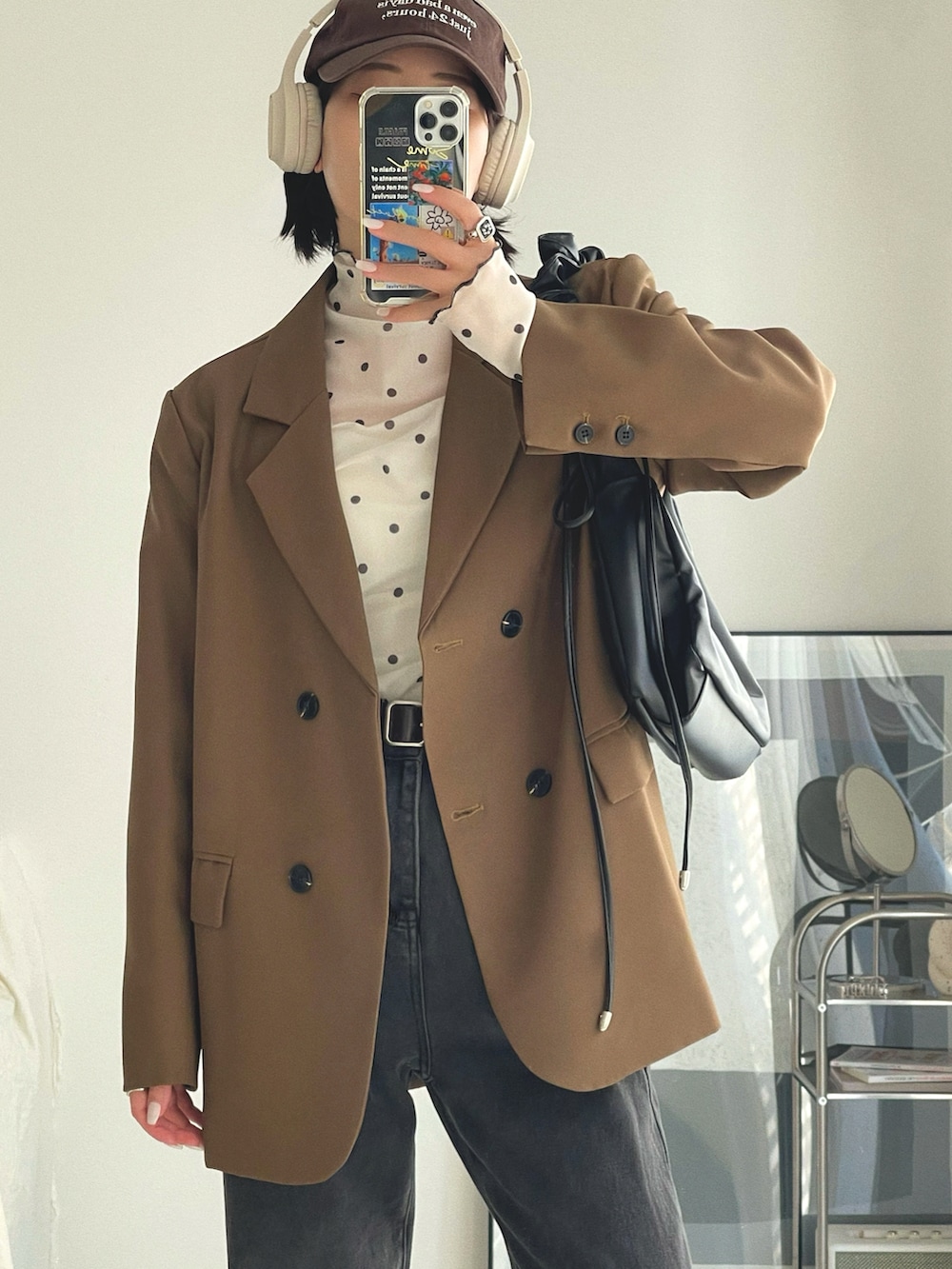 ホワイト系のTシャツ/カットソー、ブラウン系のテーラードジャケット、グレー系のデニムパンツを着用したレディースの春コーディネートの3枚目の写真