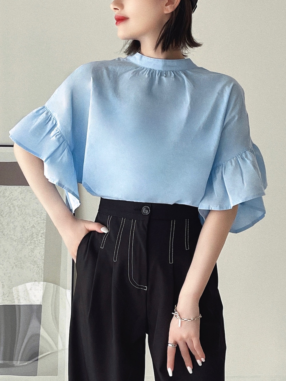 「キャップ、ハイウエスト、モード、パンプス、ブラウス、韓国ファッション、ショルダーバッグ、プチプラ、ストリート、ビッグシルエット、フェススタイル、お出かけコーデ、アツいコーデ全部見せ、今日のコスメと服、きれいめカジュアル」｜「etadeのアニバーサリー ブレイディドハンドル 変形2wayバッグ etda22a002（ショルダーバッグ、ブラック系）」を使った、T Λ Eさん（レディース・158cm）の夏コーディネートの4枚目の写真