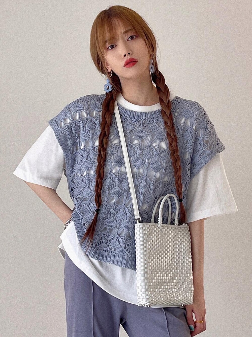 「透かし編みニット、セットアップ、白Tシャツ、カラーパンツ、きれいめカジュアル、ワントーンコーデ、ブルー、ショルダーバッグ、スニーカーコーデ、スニーカー、スリットパンツ、プチプラ、GU、夏コーデ、VANS」｜「etadeの【etade】openwork knitting vest etdwd22s003（ベスト、ブルー系）」を使った、T Λ Eさん（レディース・158cm）の夏コーディネートの4枚目の写真