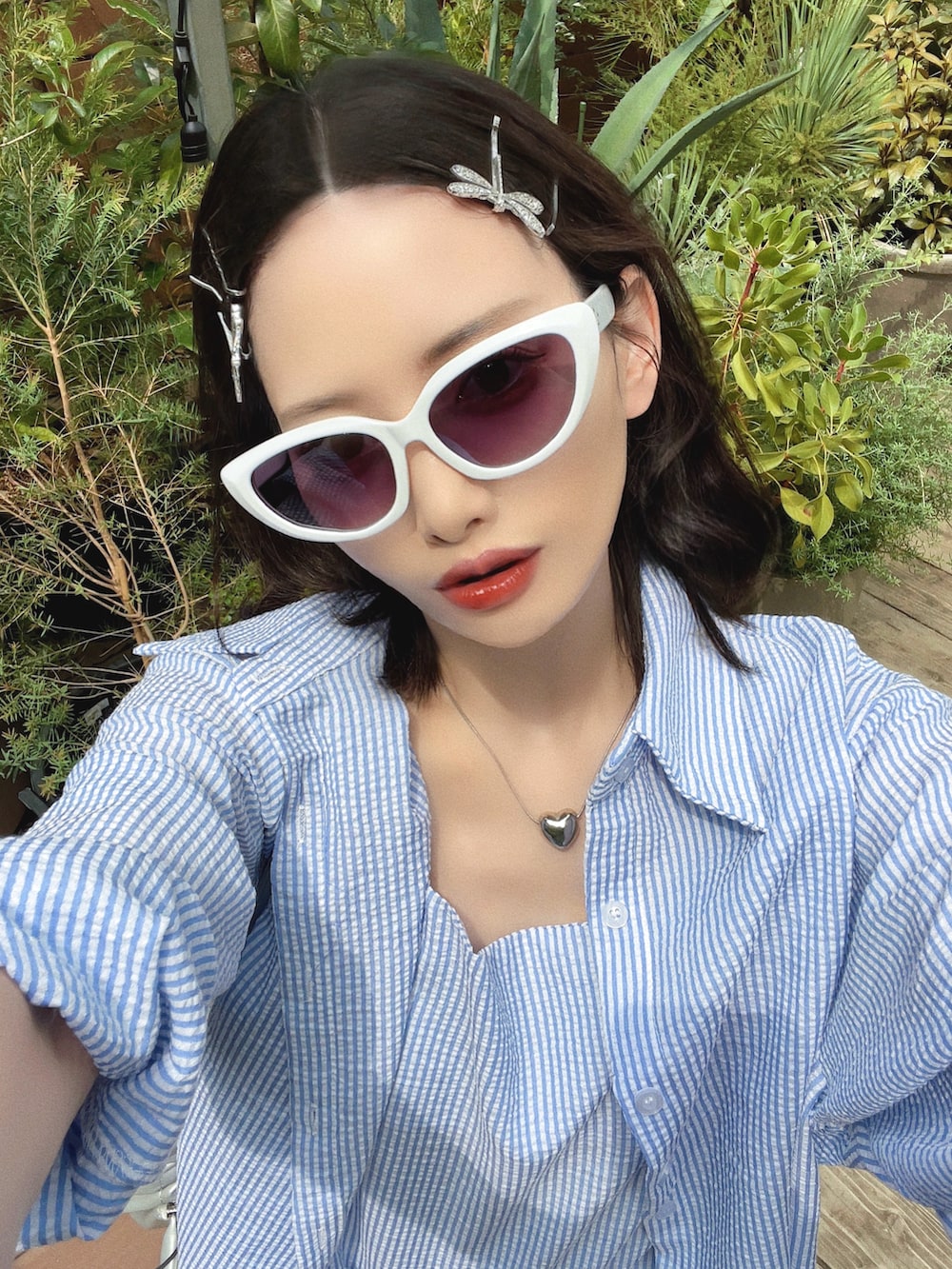 「秋服準備はじめました、シャツスタイル、古着MIX、お出かけコーデ、サングラス、ショルダーバッグ、スニーカー、韓国ファッション、厚底シューズ、スポーツミックス、レイヤードスタイル、プチプラ、デートコーデ、ストライプ、メガネ女子」｜「by muni:rのシアーストライプキャミソール+シャツSET（シャツ/ブラウス、ブルー系）」を使った、T Λ Eさん（レディース・158cm）の夏コーディネートの2枚目の写真