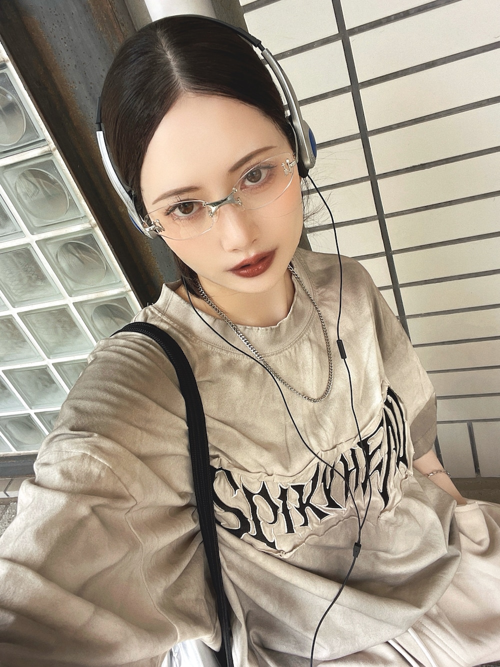 「セットアップ、柄シャツ、ロゴT、アウトドアスタイル、メガネ女子、フェススタイル、お出かけコーデ、プチプラ、韓国ファッション、ショルダーバッグ、夏コーデ、スニーカー、スポーツミックス、古着MIX、スウェットパンツ」｜「Vipoaのvolume dad sneakers（スニーカー、シルバー系）」を使った、T Λ Eさん（レディース・158cm）の夏コーディネートの3枚目の写真