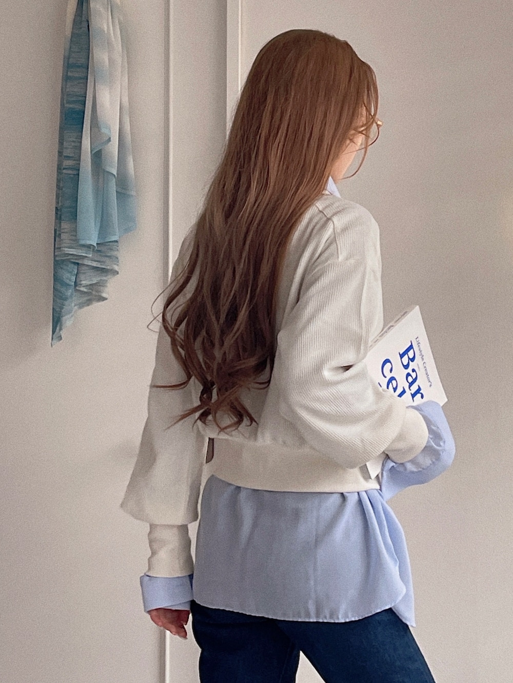 「オトナカジュアル、デニムパンツ、カーディガン、イエロー、スニーカー、コンバース、スクエアバッグ、レイヤードスタイル、メガネ女子、春夏コーデ、シャツスタイル、アウトドアスタイル、プチプラ、休日スタイル、カラーコーデ」｜「etadeの【etade】waffle cardigan etdwz21a003（カーディガン/ボレロ、ホワイト系）」を使った、T Λ Eさん（レディース・158cm）の春コーディネートの5枚目の写真