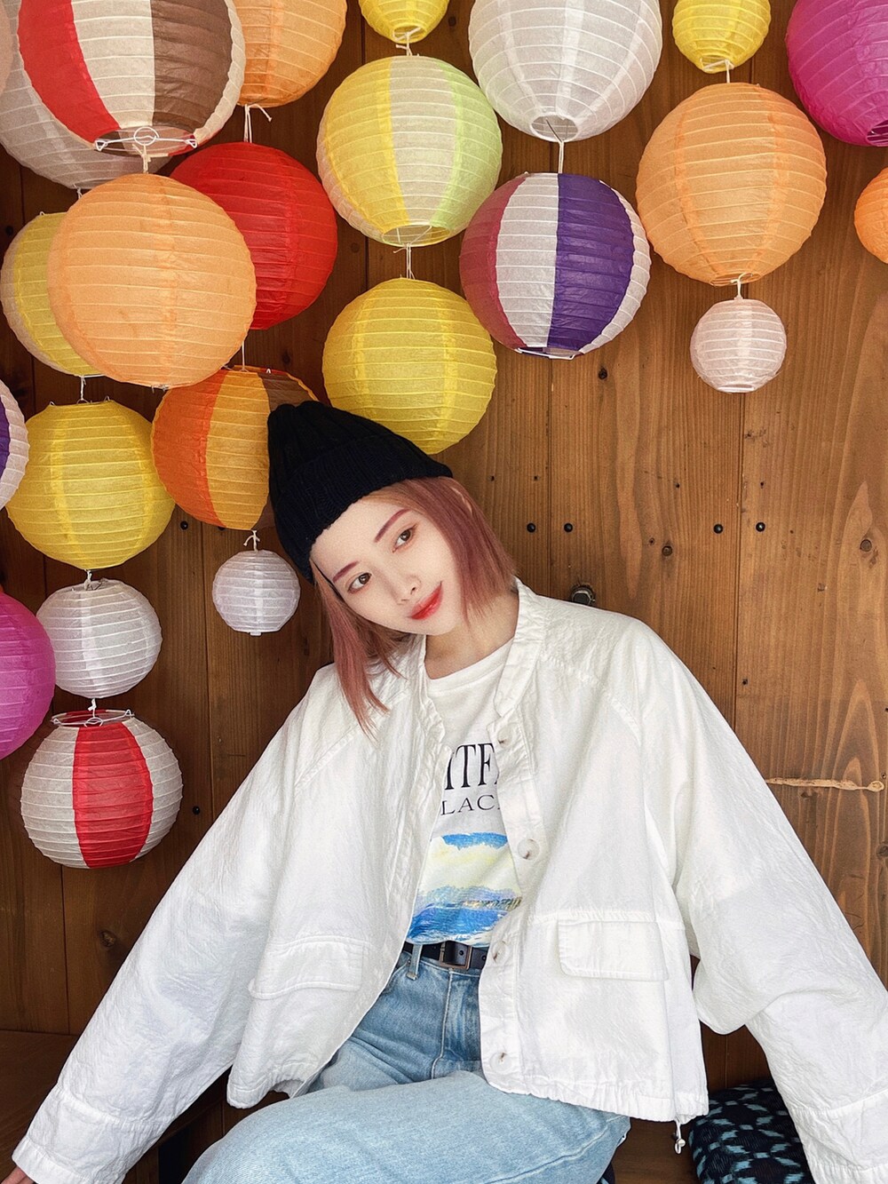 「ニット帽、厚底シューズ、休日スタイル、プチプラ、ショルダーバッグ、韓国ファッション、デニム、シンプルコーデ、白スニーカー、ビッグシルエット、レイヤードスタイル、サングラス、スニーカー、今日のコスメと服、このスタイルがお気に入り」｜「etadeの【etade】canvas bucket bag etda22s003（バックパック/リュック、ブラック系）」を使った、T Λ Eさん（レディース・158cm）の春コーディネートの2枚目の写真