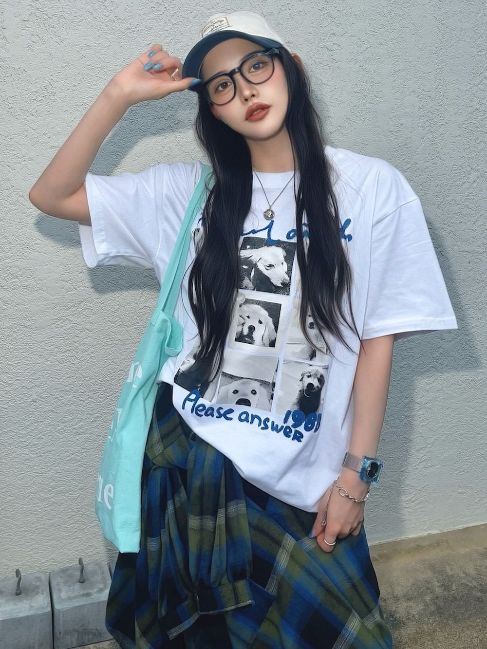 ホワイト系のTシャツ/カットソー、ブルー系のシャツ/ブラウス、ブルー系のデニムパンツを着用したレディースの夏コーディネートの2枚目の写真
