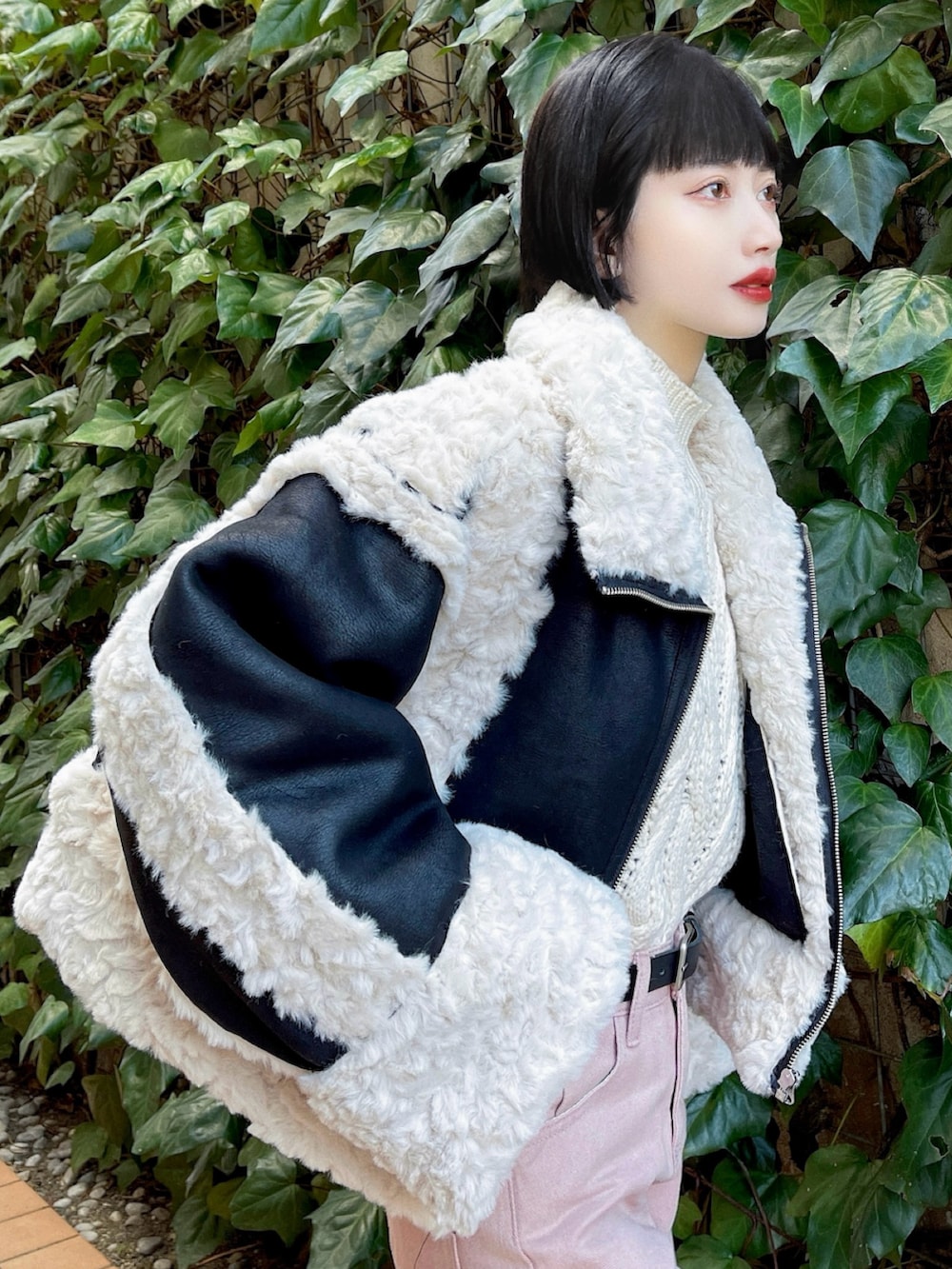 「今日のコスメと服、ブーツ、レイヤードスタイル、韓国ファッション、冬アウター、クリスマスに着たい服、マイベストコーデ2023、お出かけコーデ、プチプラ、タートルネック、冬コーデ、ムートンジャケット、ニット、冬を彩る色いろコーデ、ムートンブーツ」｜「me+em selectの【 新色追加／１１色展開 】やわらかローゲージハイネッククロップドニット（ニット/セーター、ベージュ系）」を使った、T Λ Eさん（レディース・158cm）の冬コーディネートの2枚目の写真