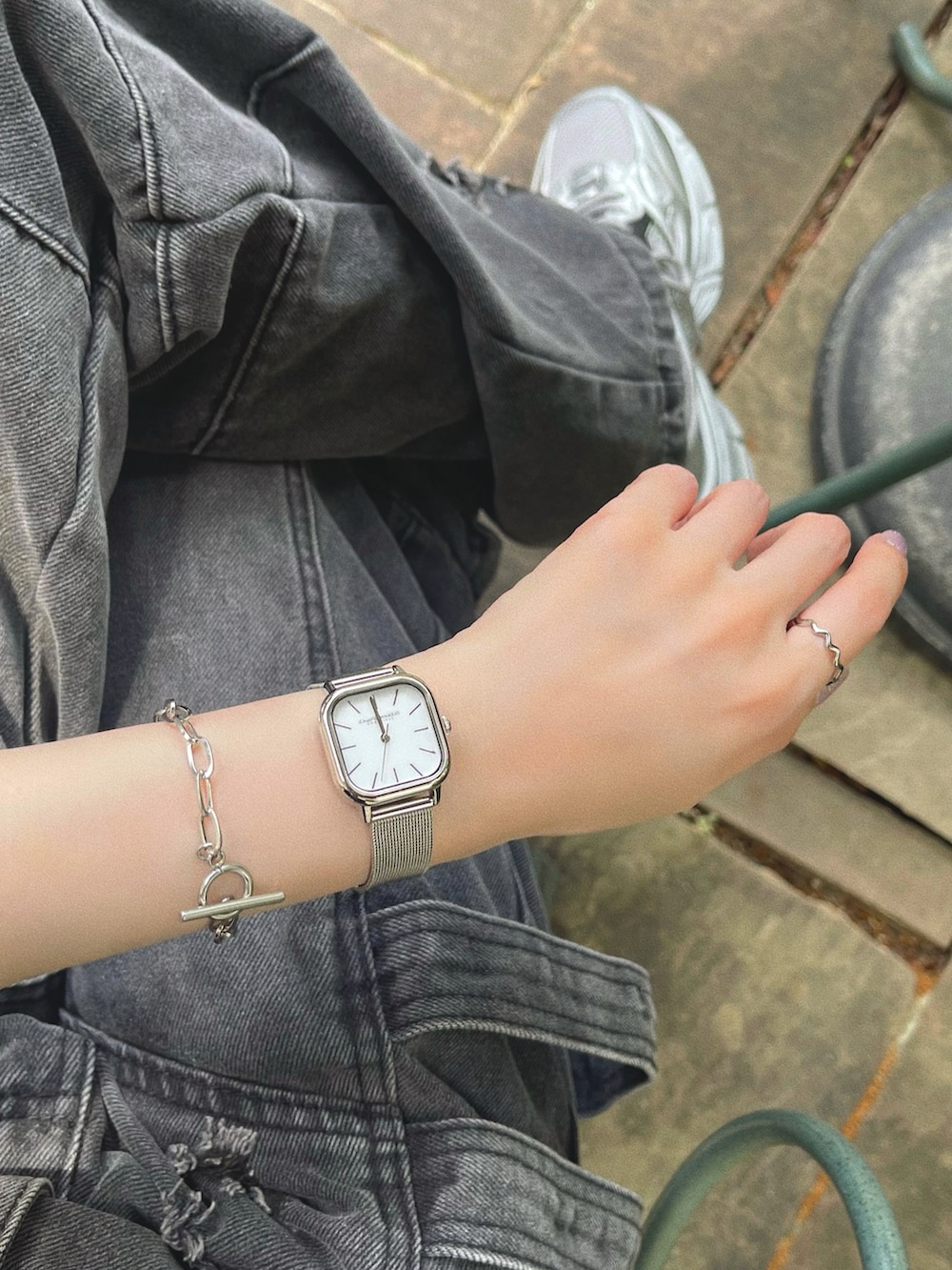「夏ルックで気分アップ、デニム、ロゴT、韓国ファッション、スニーカー、メガネ女子、ショルダーバッグ、プチプラ、スポーツミックス、ポロシャツ、ブラックコーデ、夏コーデ、テーマパークコーデ、お出かけコーデ、ストリートコーデ」｜「mushwearのダメージ加工オーバーサイズカーゴデニムパンツ（デニムパンツ、ブラック系）」を使った、T Λ Eさん（レディース・158cm）の夏コーディネートの4枚目の写真