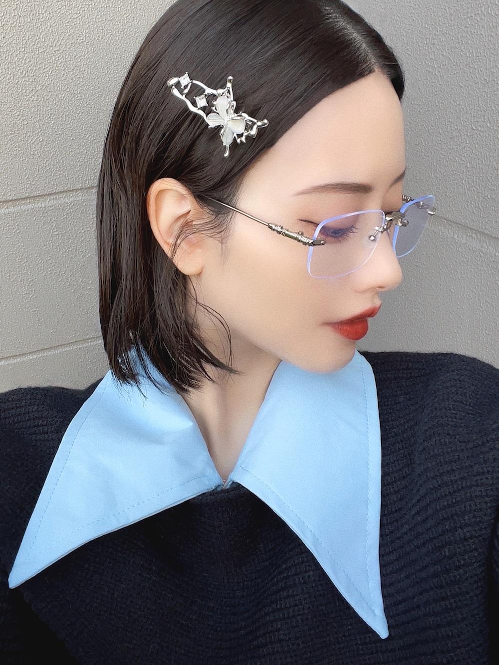 「韓国ファッション、モノトーン、スニーカー、メガネ女子、春夏コーデ、アウトドアスタイル、モード、ストリート、ブラウス、パステルカラー、休日スタイル、スポーツミックス、シンプルコーデ、シャツスタイル、今日のコスメと服」|「Vipoaのクロスラップショートニット(ニット/セーター、ブラック系)」を使った、T Λ Eさん(レディース・158cm)の春コーディネートの3枚目の写真