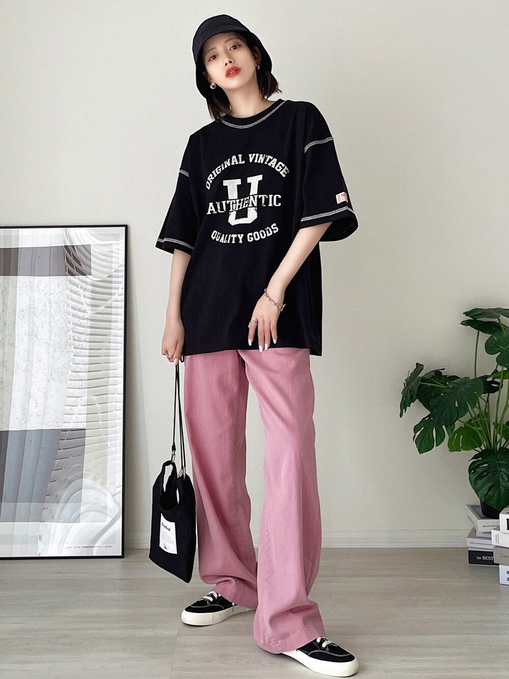 「ストリート、韓国ファッション、ロゴT、オーバーサイズ、ビッグシルエット、ピンク、スニーカー、バケットハット、ショルダーバッグ、お出かけコーデ、夏コーデ、デニム、プチプラ、アツいコーデ全部見せ、カラー×コーデ」｜「Javaの《JaVaジャバ 別注》大人ヴィンテージ。プリントアウトステッチリバースウィーブ風Tシャツ（Tシャツ/カットソー、ブラック系）」を使った、T Λ Eさん（レディース・158cm）の夏コーディネートの4枚目の写真