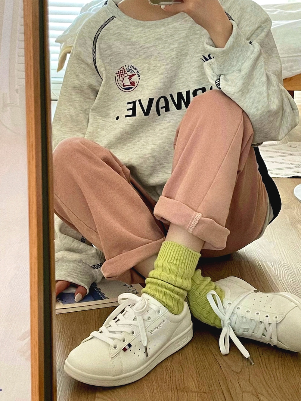 「韓国ファッション、ストリート、春色、デニム、スニーカー、カラーパンツ、ニット帽、メガネ女子、スポーツミックス、プチプラ、春コーデ、スニーカーコーデ、お出かけコーデ、ロゴスウェット、パステルカラー」｜「Vipoaのスポーティーオーバースウェット（スウェット、グレー系）」を使った、T Λ Eさん（レディース・158cm）の冬コーディネートの2枚目の写真