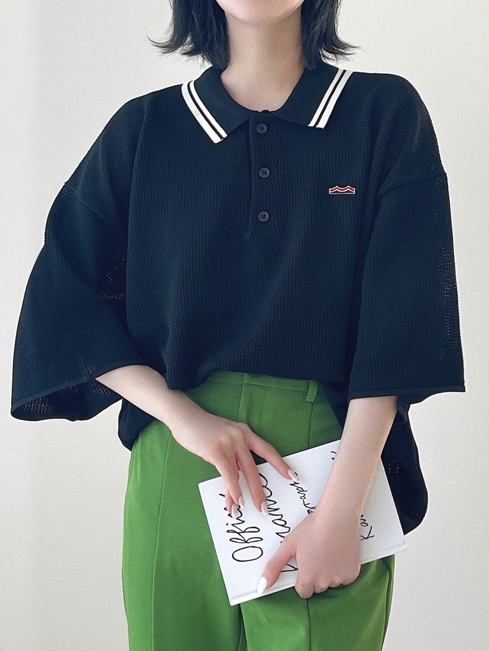 「今日のコスメと服、ポロシャツ、夏だ！Tシャツ着よう！、スニーカー、グリーン、韓国ファッション、プチプラ、GU、カラーパンツ、ビッグシルエット、お出かけコーデ、夏コーデ、休日スタイル、ハイウエスト、メッシュ」｜「Javaの《JaVaジャバ コラボ》大人のスポーティー。超軽量襟ラインニットポロ（ポロシャツ、ブラック系）」を使った、T Λ Eさん（レディース・158cm）の夏コーディネートの5枚目の写真