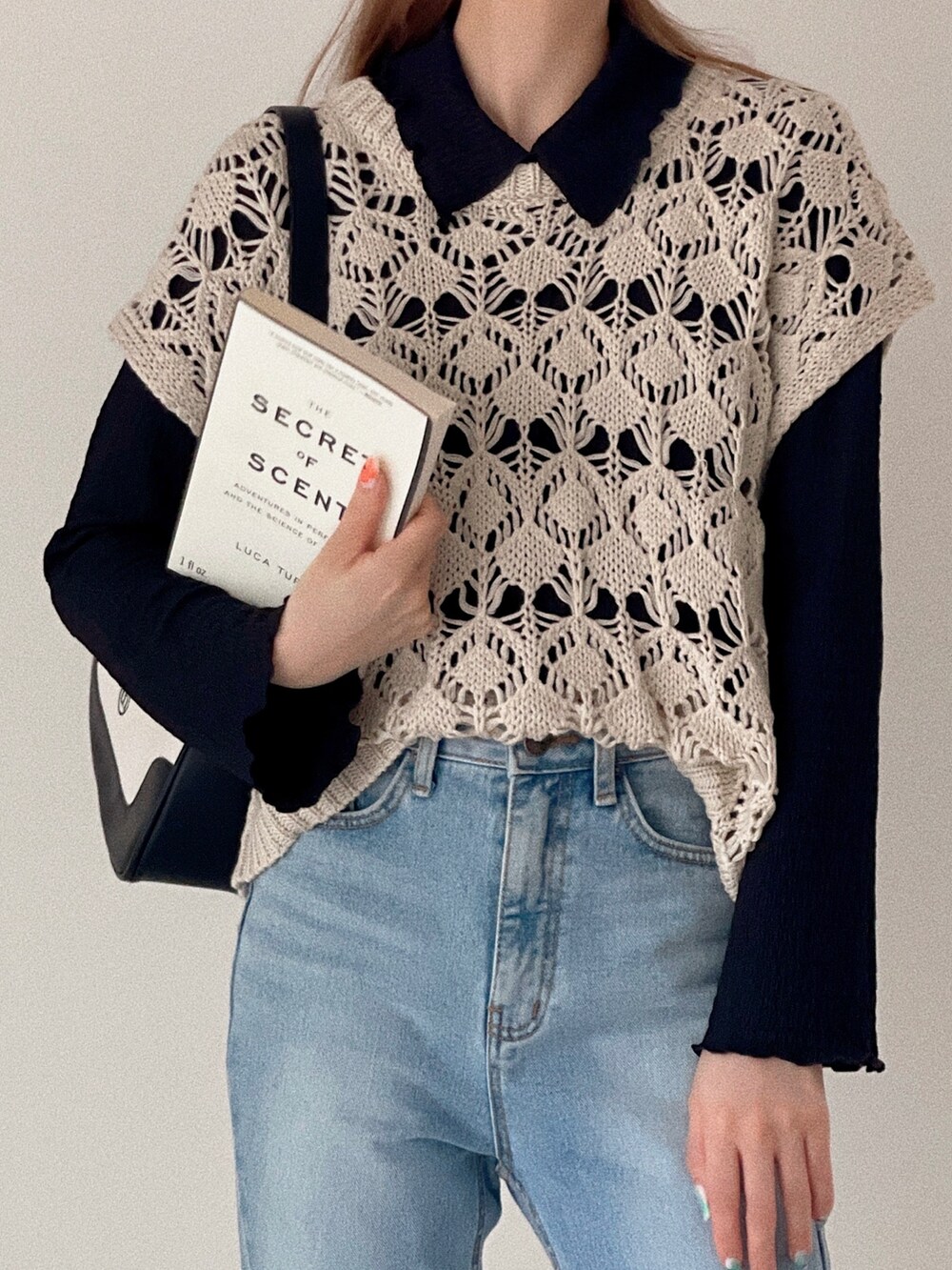 「キャップ、スニーカー、めがね、メガネ女子、デニム、透かし編みニット、ショルダーバッグ、タックイン、アウトドアスタイル、きれいめカジュアル、GU、プチプラ、お出かけコーデ、ダッドスニーカー、デニムっていいよね」｜「etadeの【etade】openwork knitting vest etdwd22s003（ベスト、ホワイト系）」を使った、T Λ Eさん（レディース・158cm）の夏コーディネートの4枚目の写真