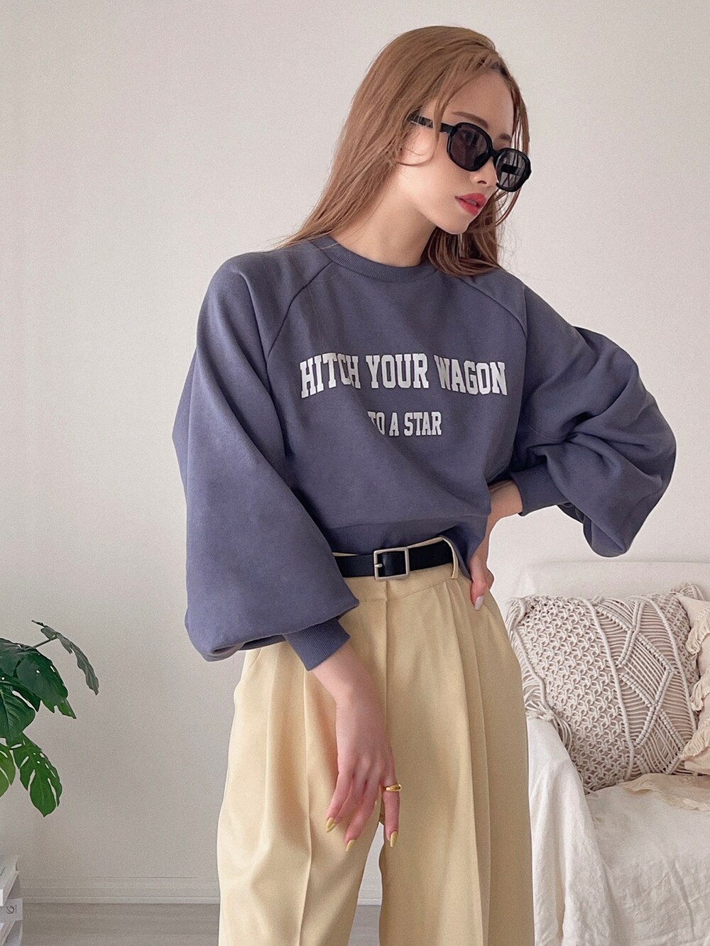 「春夏コーデ、ロゴスウェット、イエロー、ネイビー、カラー×コーデ、ボリューム袖、カラーパンツ、アウトドアスタイル、プチプラ、スニーカー、スニーカーコーデ、休日スタイル、ビッグシルエット、ワイドパンツ、大人カジュアル」｜「etadeの【etade】logo short sweat etdwz22s001（スウェット、ブルー系）」を使った、T Λ Eさん（レディース・158cm）の春コーディネートの2枚目の写真