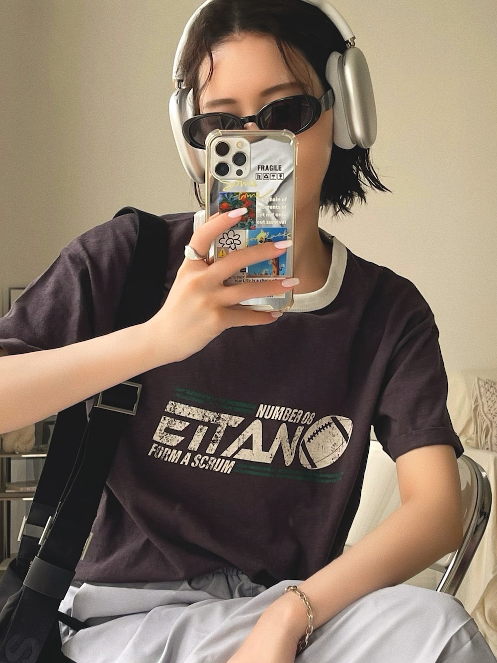 「今日のコスメと服、韓国ファッション、ストリート、モノトーン、お出かけコーデ、プチプラ、メガネ女子、春夏コーデ、アウトドアスタイル、モード、スポーツミックス、ショルダーバッグ、ロゴT、厚底シューズ、サングラス」｜「Ada.のフットボールデザイン ヴィンテージライク リンガー Tシャツ（Tシャツ/カットソー、グレー系）」を使った、T Λ Eさん（レディース・158cm）の春コーディネートの5枚目の写真