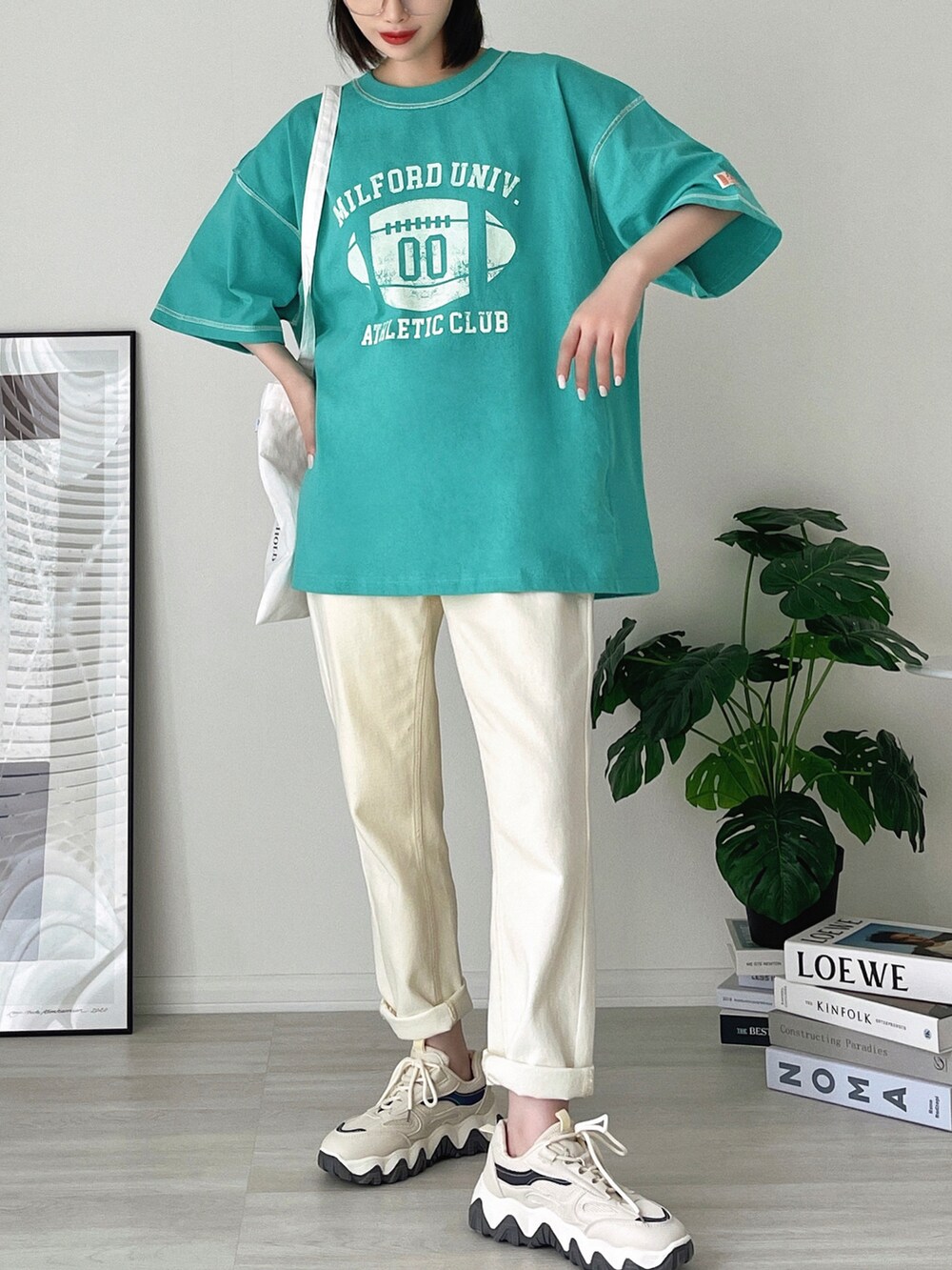 「韓国ファッション、ロゴT、キャップ、メガネ女子、トートバッグ、スニーカー、グリーン、お出かけコーデ、夏コーデ、ストリート、プチプラ、ビッグシルエット、フェススタイル、アツいコーデ全部見せ、カラー×コーデ」｜「Javaの《JaVaジャバ 別注》大人ヴィンテージ。プリントアウトステッチリバースウィーブ風Tシャツ（Tシャツ/カットソー、グリーン系）」を使った、T Λ Eさん（レディース・158cm）の夏コーディネートの2枚目の写真