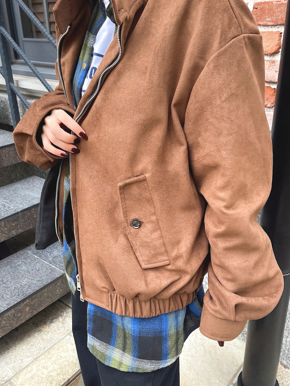 「冬アウター、ブラウン、厚底シューズ、チェック、韓国ファッション、ストリート、メガネ女子、デニム、冬コーデ、ショルダーバッグ、プチプラ、シャツスタイル、ムートンブーツ、マイベストコーデ2024、クリスマスに着たい服」｜「LADY LIKEのドットボタンチェックネルシャツ（シャツ/ブラウス、ブルー系）」を使った、T Λ Eさん（レディース・158cm）の秋コーディネートの4枚目の写真