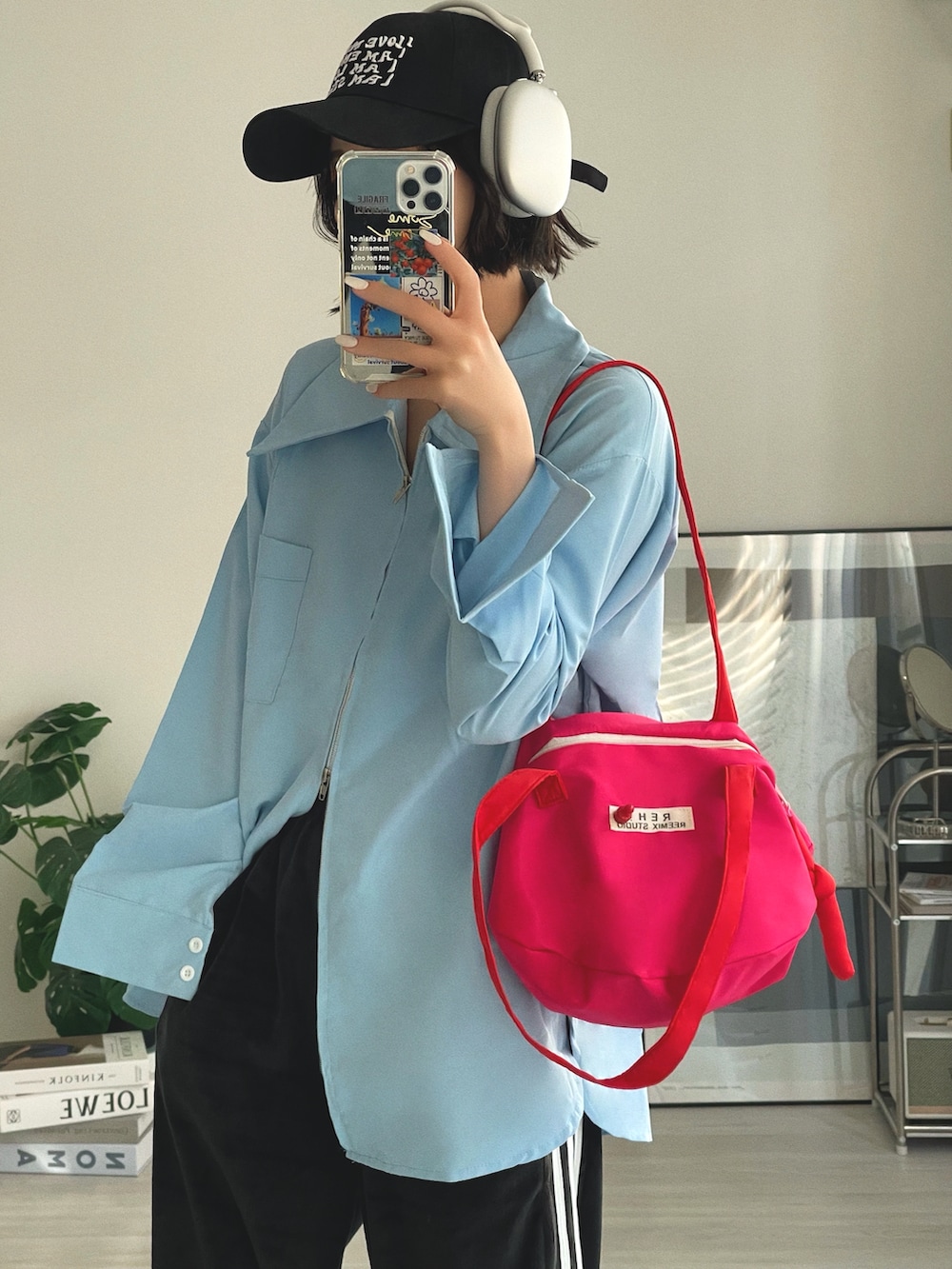「キャップ、シャツスタイル、お出かけコーデ、ショルダーバッグ、春コーデ、春服みてみて、スニーカー、春色、スポーツミックス、ストリート、春のおしゃ見えテクニック、春のNewスタイル、ブラウス、トートバッグ、韓国ファッション」｜「Chickのラウンドミニショルダーバッグ（ショルダーバッグ、ピンク系）」を使った、T Λ Eさん（レディース・158cm）の冬コーディネートの2枚目の写真
