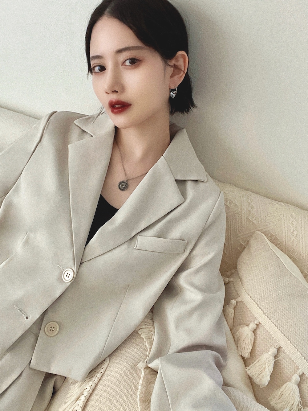 「モノトーン、ローファー、韓国ファッション、セットアップ、お出かけコーデ、春コーデ、レイヤードスタイル、淡色コーデ、オフィスカジュアル、ショルダーバッグ、春アウター、春服みてみて、今日のコスメと服、春のおしゃ見えテクニック、春のNewスタイル」｜「Chickのショートジャケットセットアップ（セットアップ、ホワイト系）」を使った、T Λ Eさん（レディース・158cm）の冬コーディネートの2枚目の写真