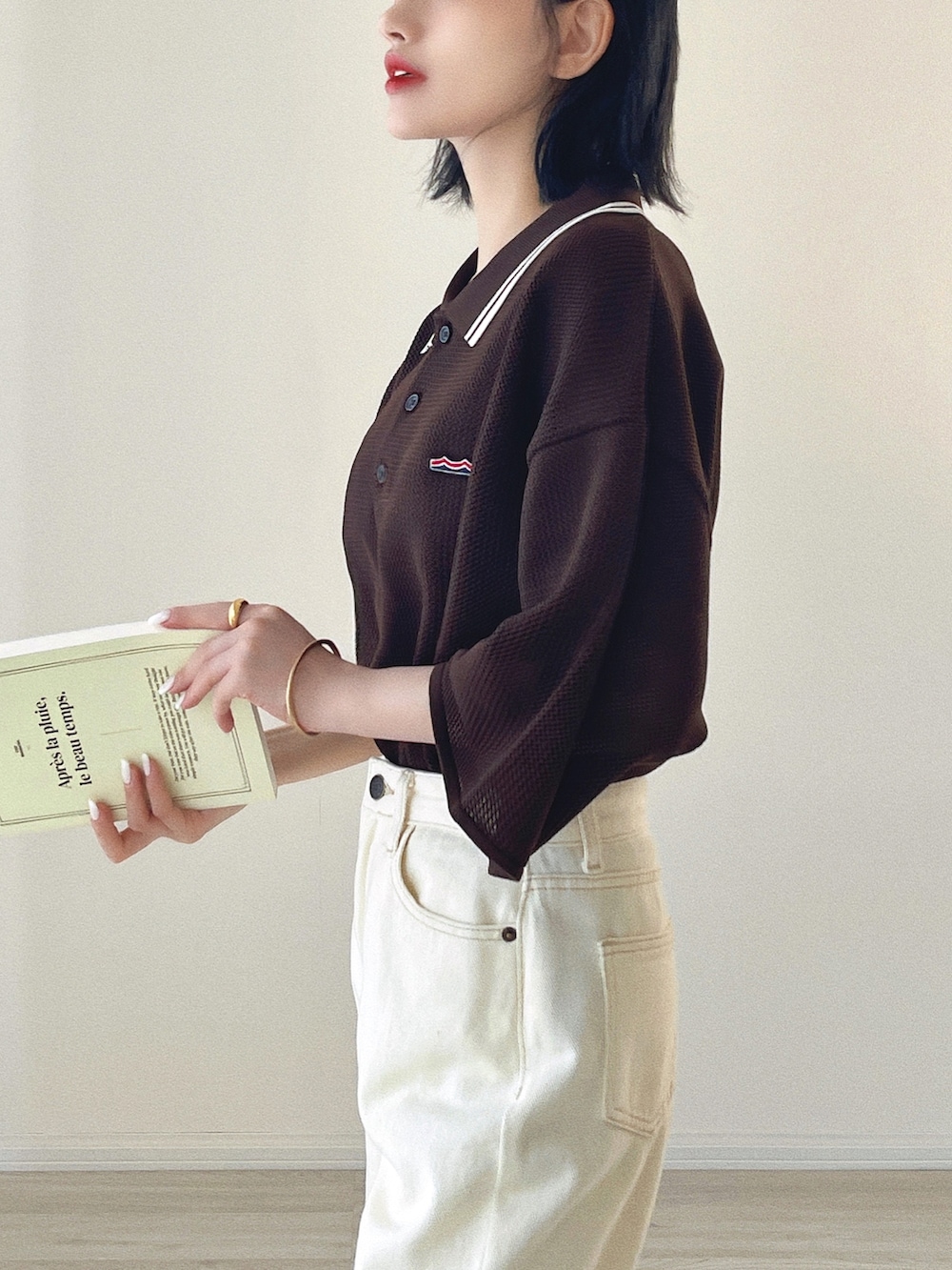 「このスタイルがお気に入り、今日のコスメと服、夏だ！Tシャツ着よう！、ビッグシルエット、お出かけコーデ、スニーカー、夏コーデ、休日スタイル、ポロシャツ、メンズライク、ボリューム袖、大人カジュアル、ストリート、メッシュ、オーバーサイズ」｜「Javaの《JaVaジャバ コラボ》大人のスポーティー。超軽量襟ラインニットポロ（ポロシャツ、ブラウン系）」を使った、T Λ Eさん（レディース・158cm）の夏コーディネートの4枚目の写真
