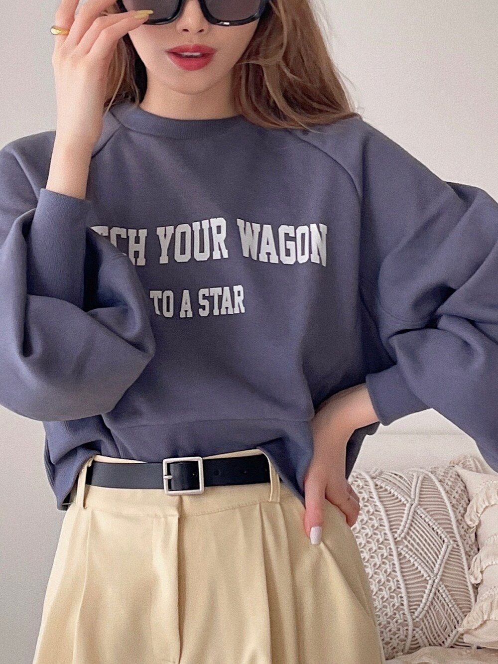 「春夏コーデ、ロゴスウェット、イエロー、ネイビー、カラー×コーデ、ボリューム袖、カラーパンツ、アウトドアスタイル、プチプラ、スニーカー、スニーカーコーデ、休日スタイル、ビッグシルエット、ワイドパンツ、大人カジュアル」｜「etadeの【etade】logo short sweat etdwz22s001（スウェット、ブルー系）」を使った、T Λ Eさん（レディース・158cm）の春コーディネートの4枚目の写真