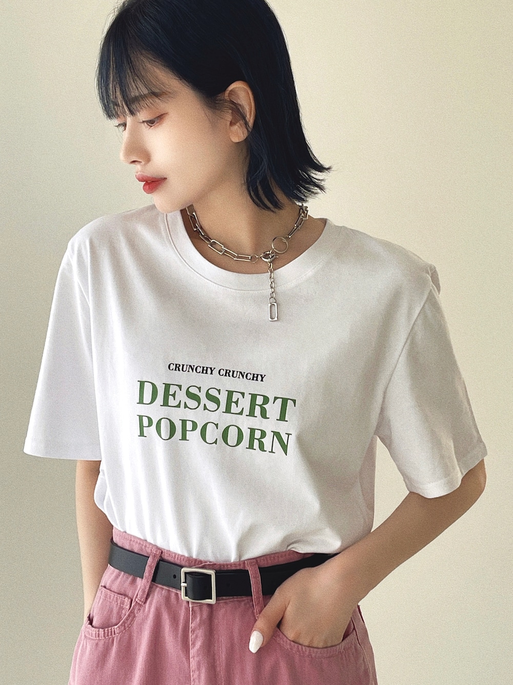 「韓国ファッション、ピンク、ミニバッグ、夏だ！Tシャツ着よう！、ストリート、ビッグシルエット、お出かけコーデ、スポーツサンダル、スニーカー、Tシャツ、ハイウエスト、モード、今日のコスメと服、みんなの白Tフェス、ロゴT」｜「etadeのポップコーンロゴTシャツ etdw23s003（Tシャツ/カットソー、ホワイト系）」を使った、T Λ Eさん（レディース・158cm）の夏コーディネートの2枚目の写真