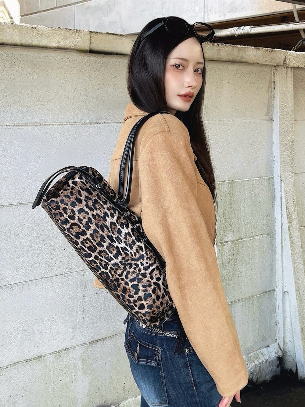 ベージュ系のジャケット/アウター、ホワイト系のトップス、ブルー系のデニムパンツを着用したレディースの秋コーディネートの2枚目の写真